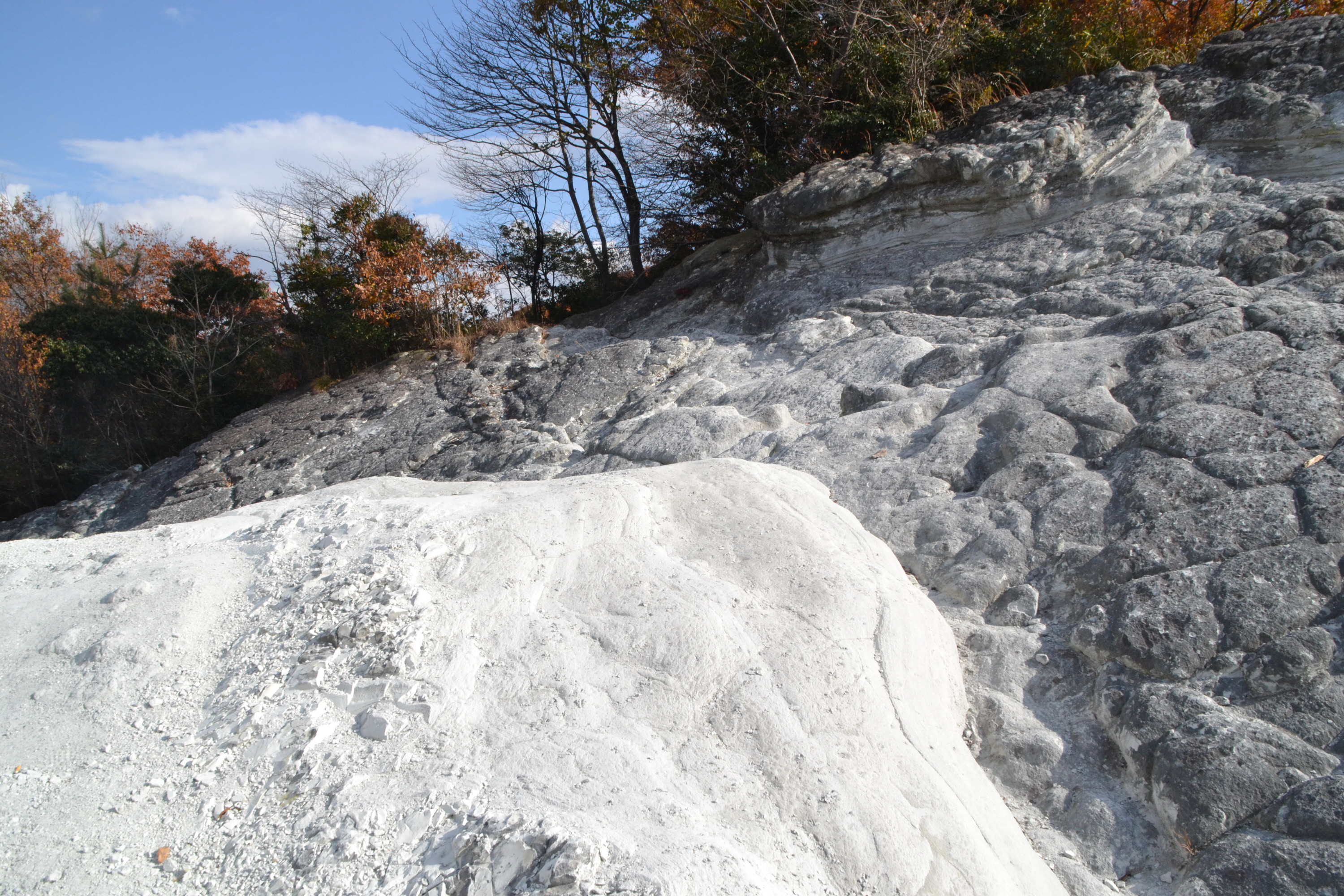 白い岩肌の奇観「どんづる峯」がひそかなブーム 大都市圏から気軽に 白い岩肌の奇観「どんづる峯」がひそかなブーム 大都市圏から気軽に