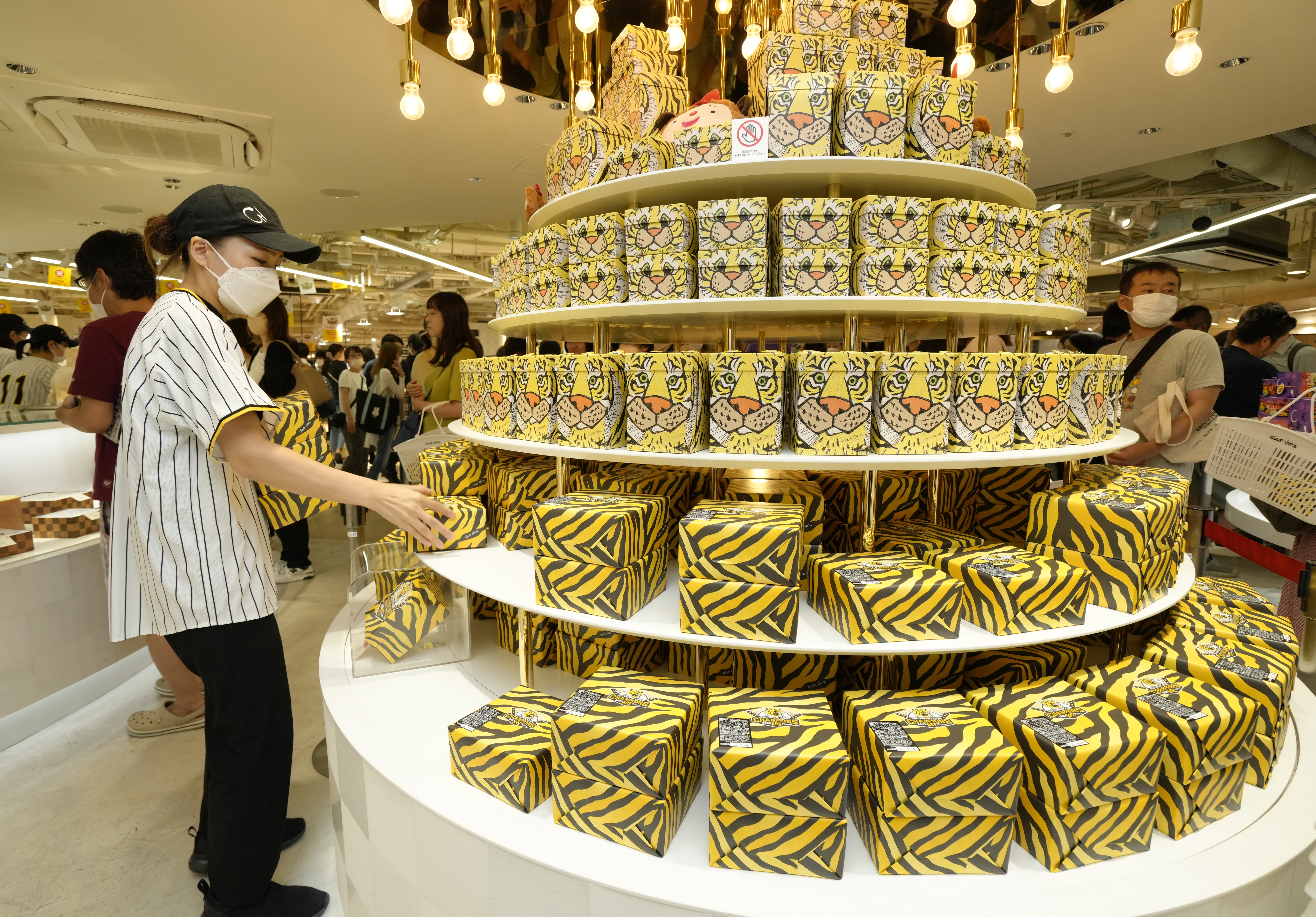 優勝セール 阪神百貨店でスタート 「１８年ぶり」ちなんだ福袋など