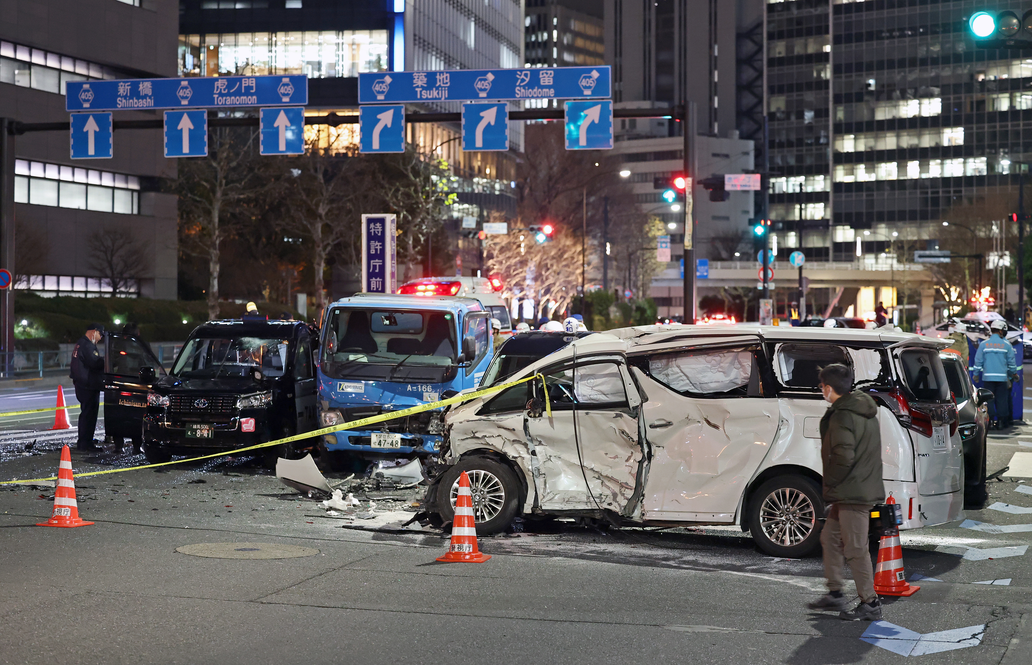 内閣府の公用車が赤信号無視か 東京・赤坂で多重事故、1人死亡8人