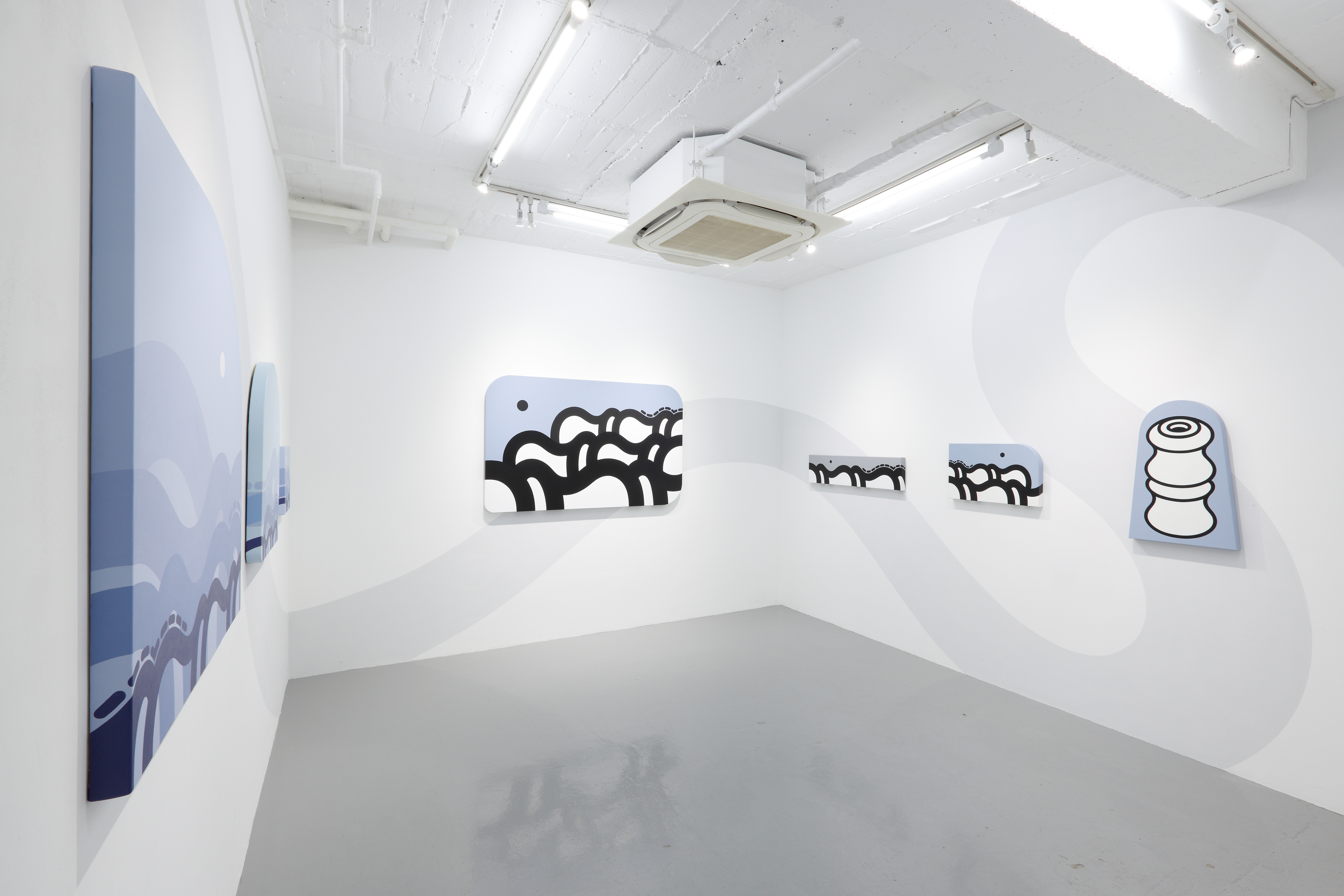 突き詰めたラインの心地よさ アーティストのKAMIが六本木で個展