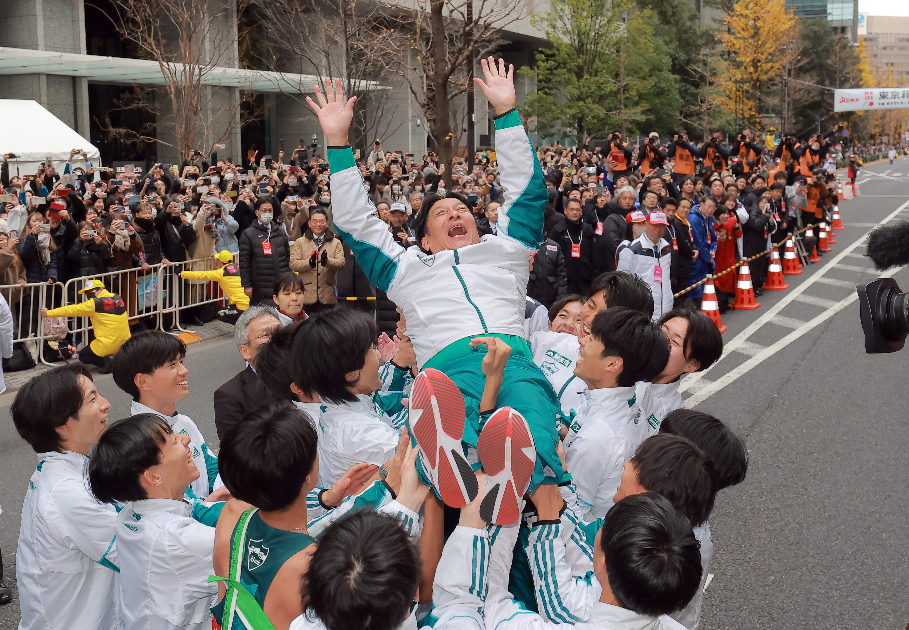 Mizuno 箱根駅伝 ジャケット 青ふわふわで、大きい、かるい Mizuno 箱根駅伝 ジャケット 青ふわふわで、大きい、かるい Runners Pulse