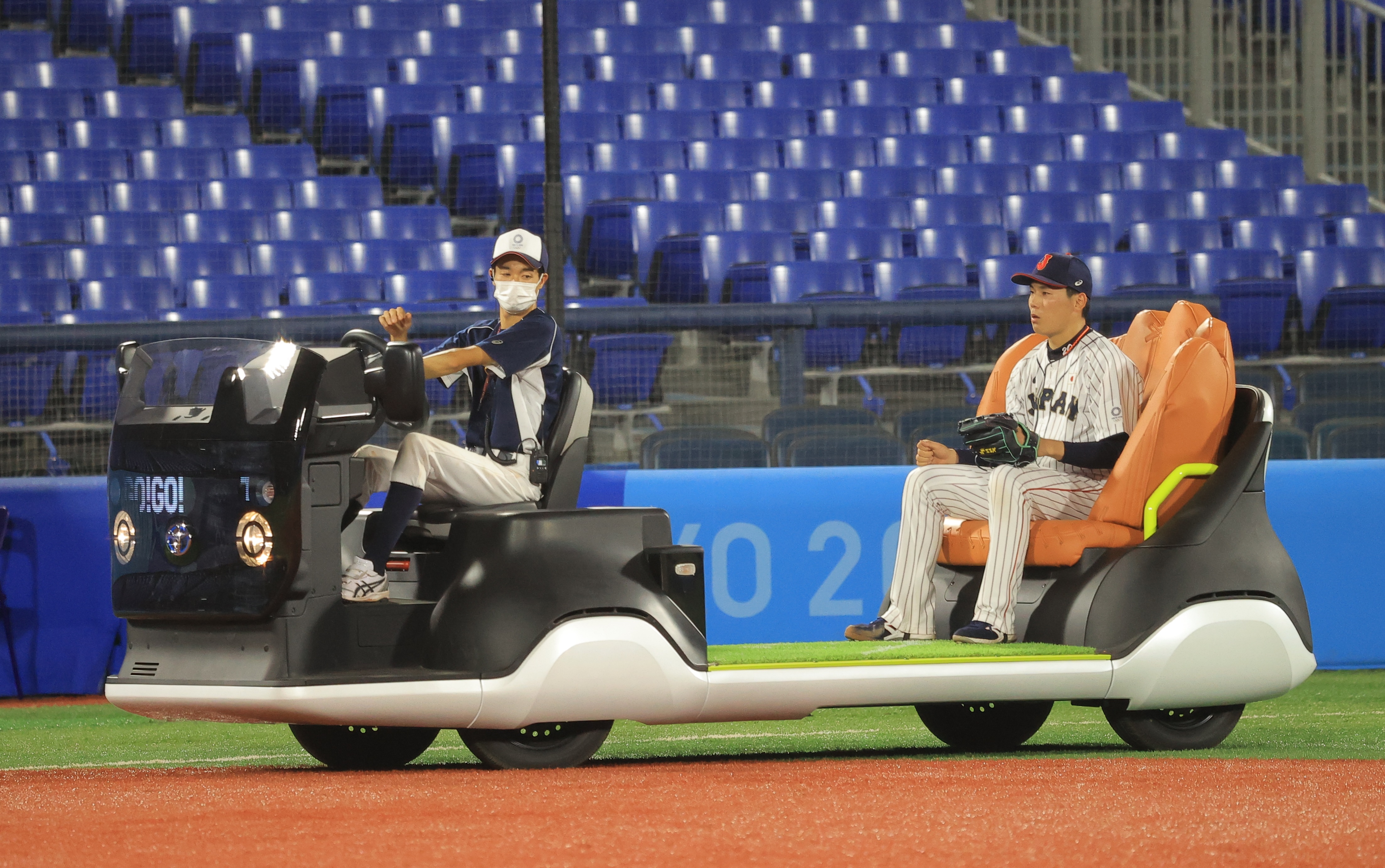 巨大グラブが座席に 侍ジャパン守護神 栗林を乗せる五輪仕様のリリーフカー サンスポ