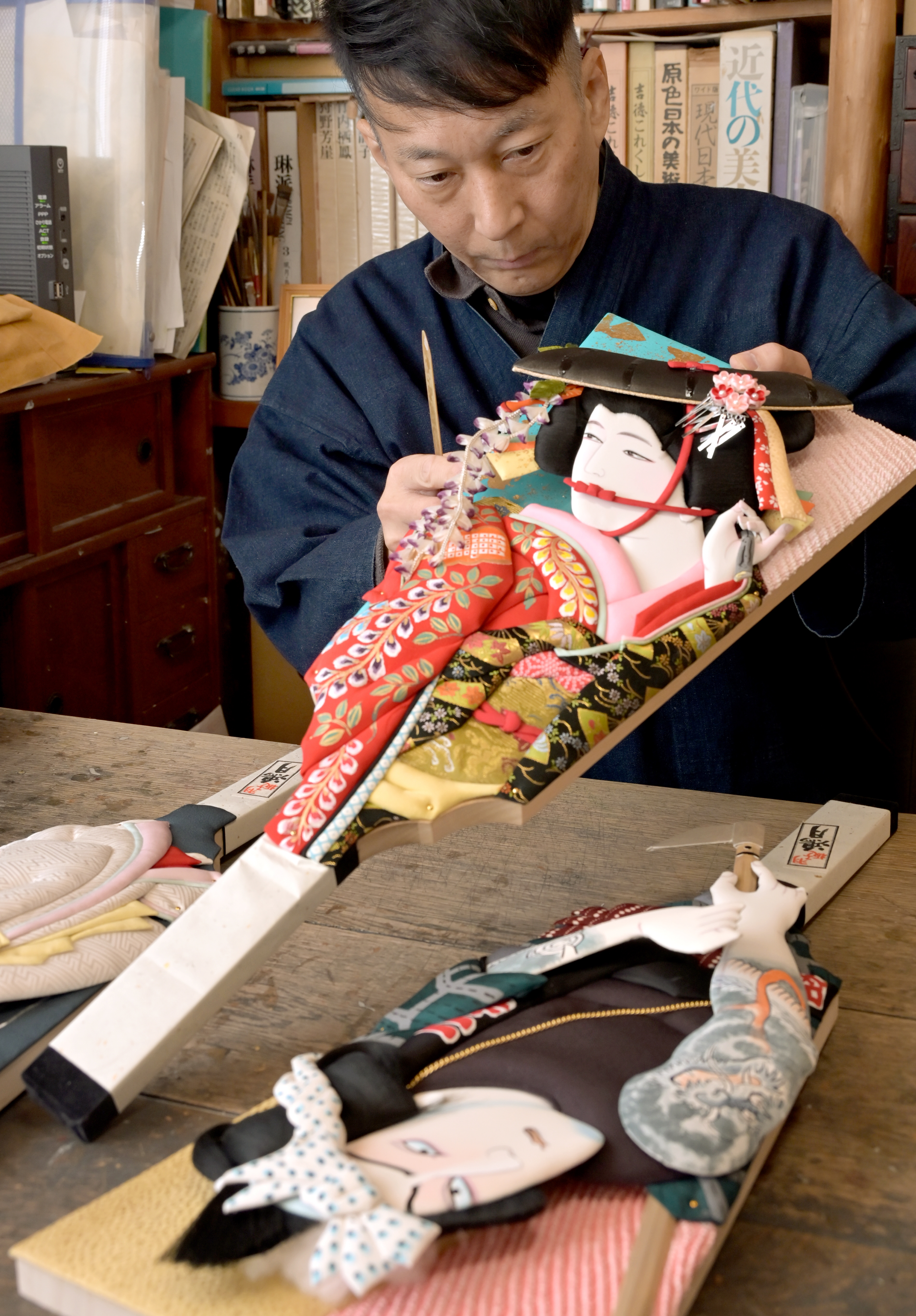 女の子の健やかな成長を願う押絵羽子板、はさみと筆でつむぎだす縁起物