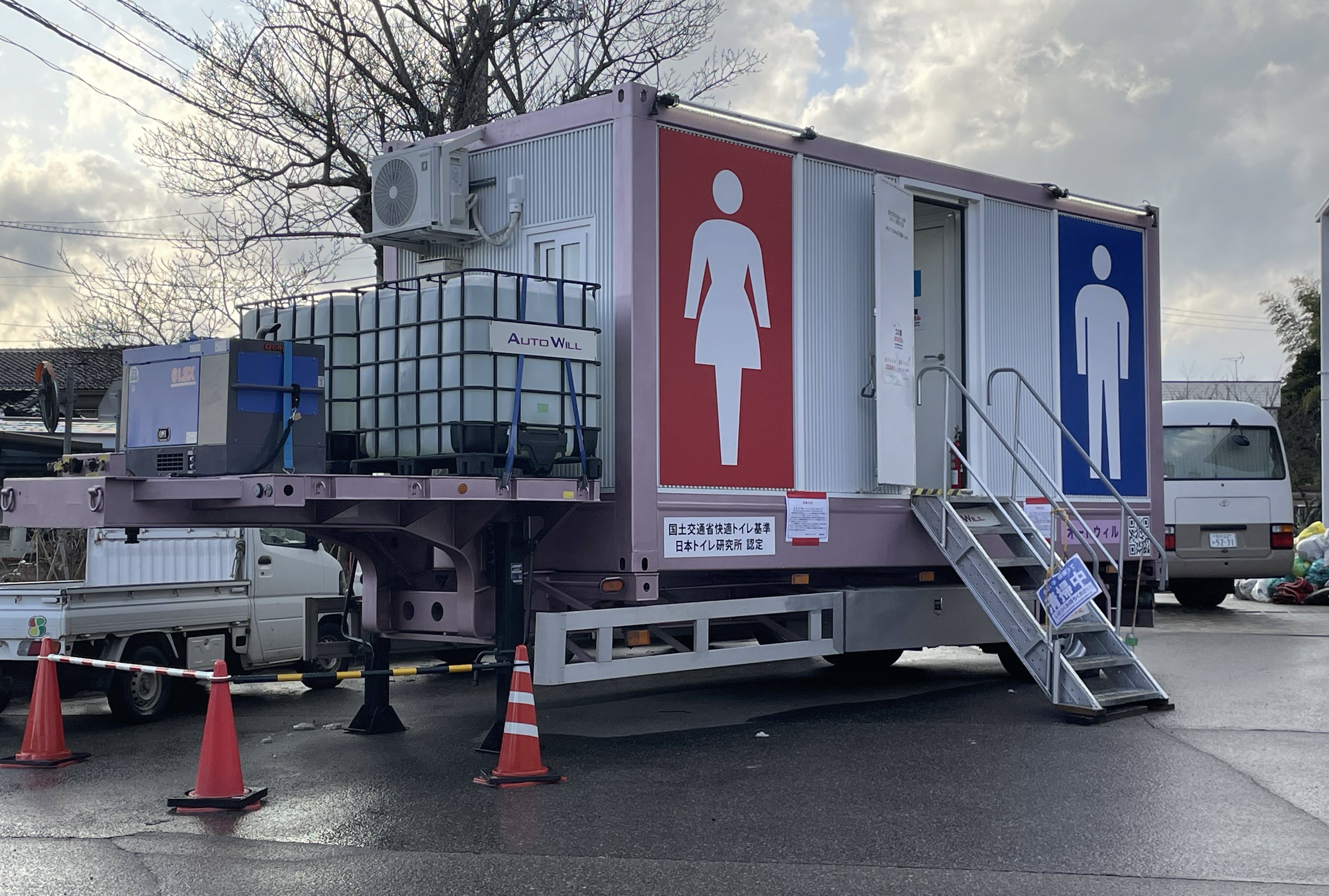 快適「トイレトレーラー」被災者ら感謝 千葉の企業支援、社員が24 