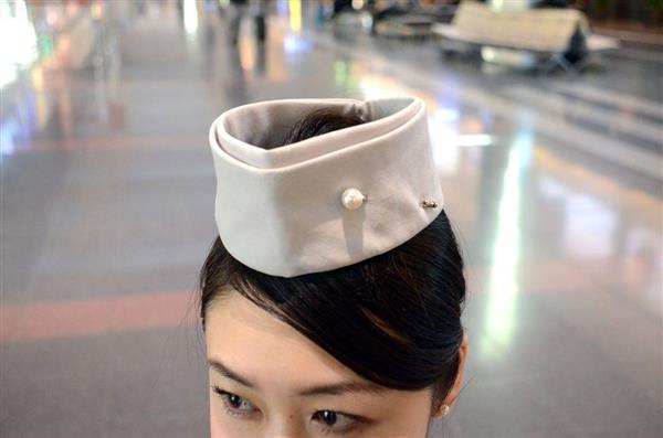 制服図鑑（客室乗務員編）】初代は気品あふれるモダンデザイン 制帽に