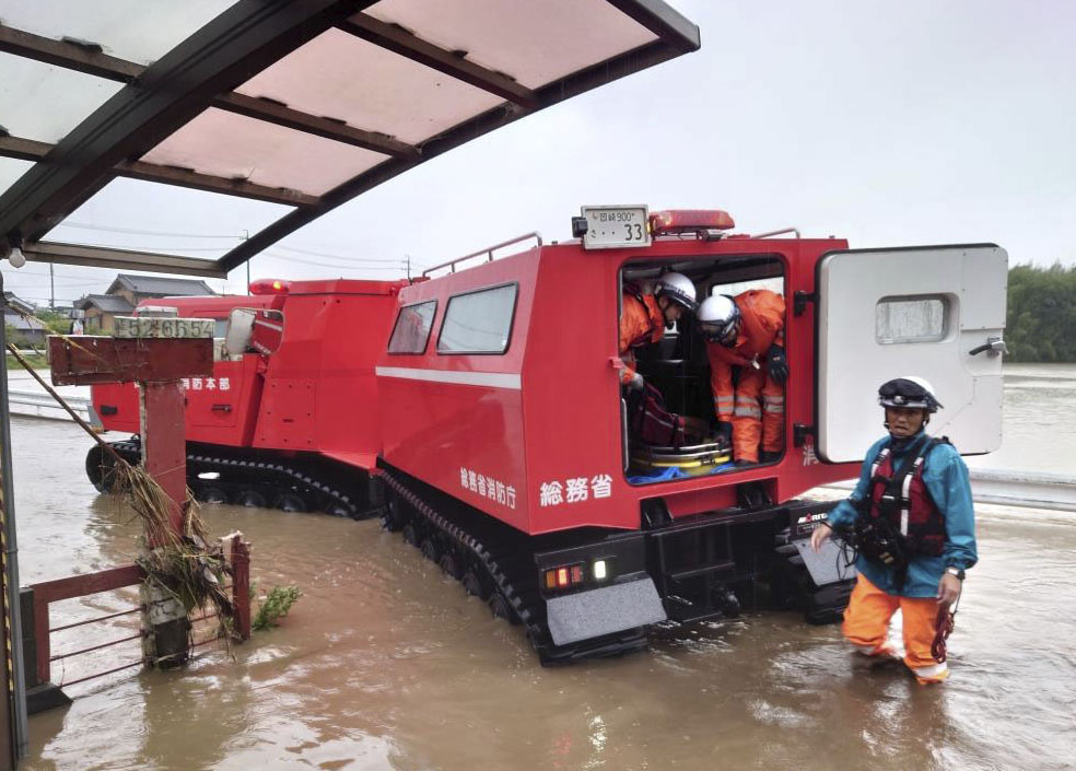 フォト】改めて注目、国内に２台の大型消防車両レッドサラマンダー 大雨冠水も難なく救助貢献 - 産経ニュース