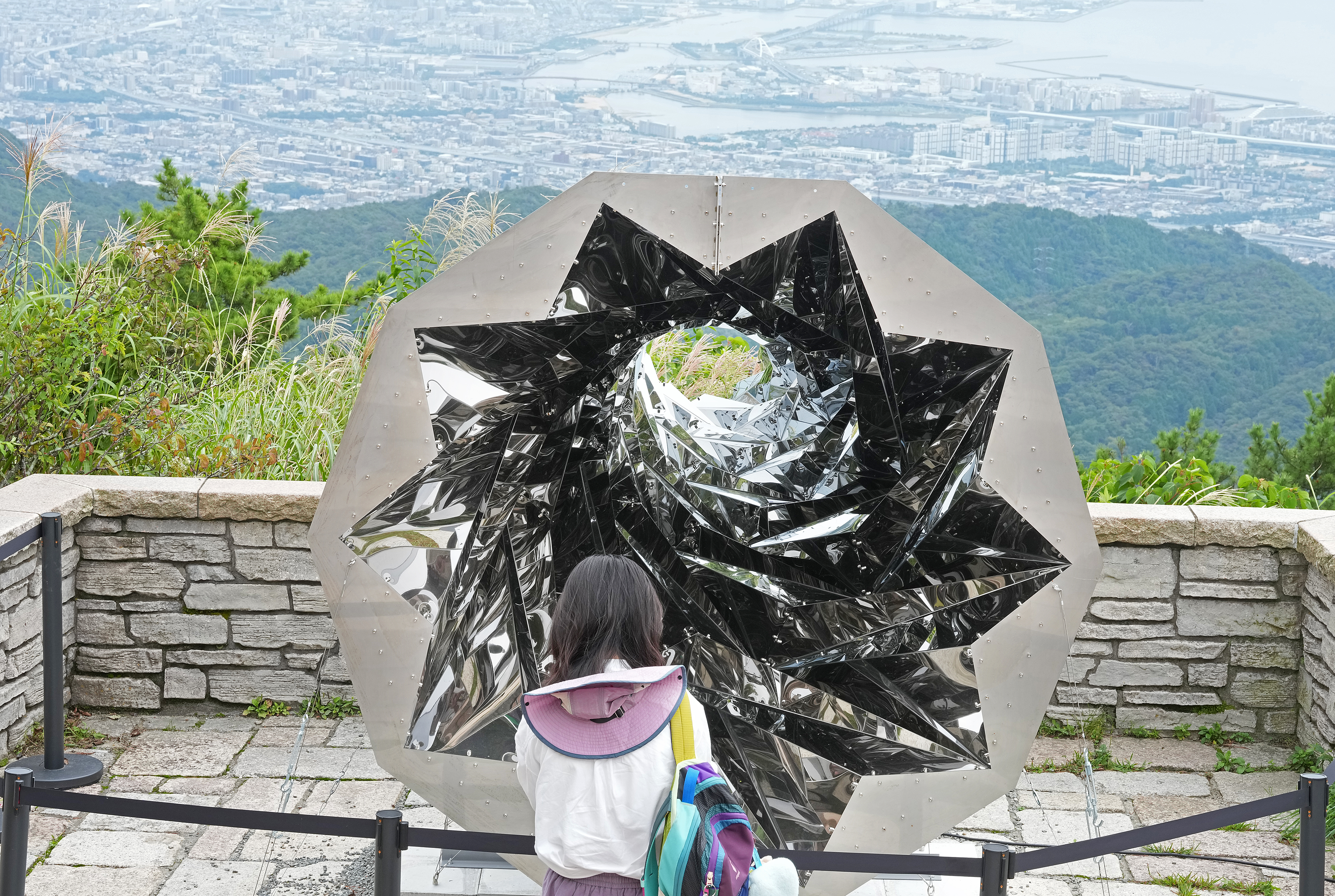 この作品は重厚感がある」ブロンズ南瓜が登場、神戸六甲ミーツ・アート