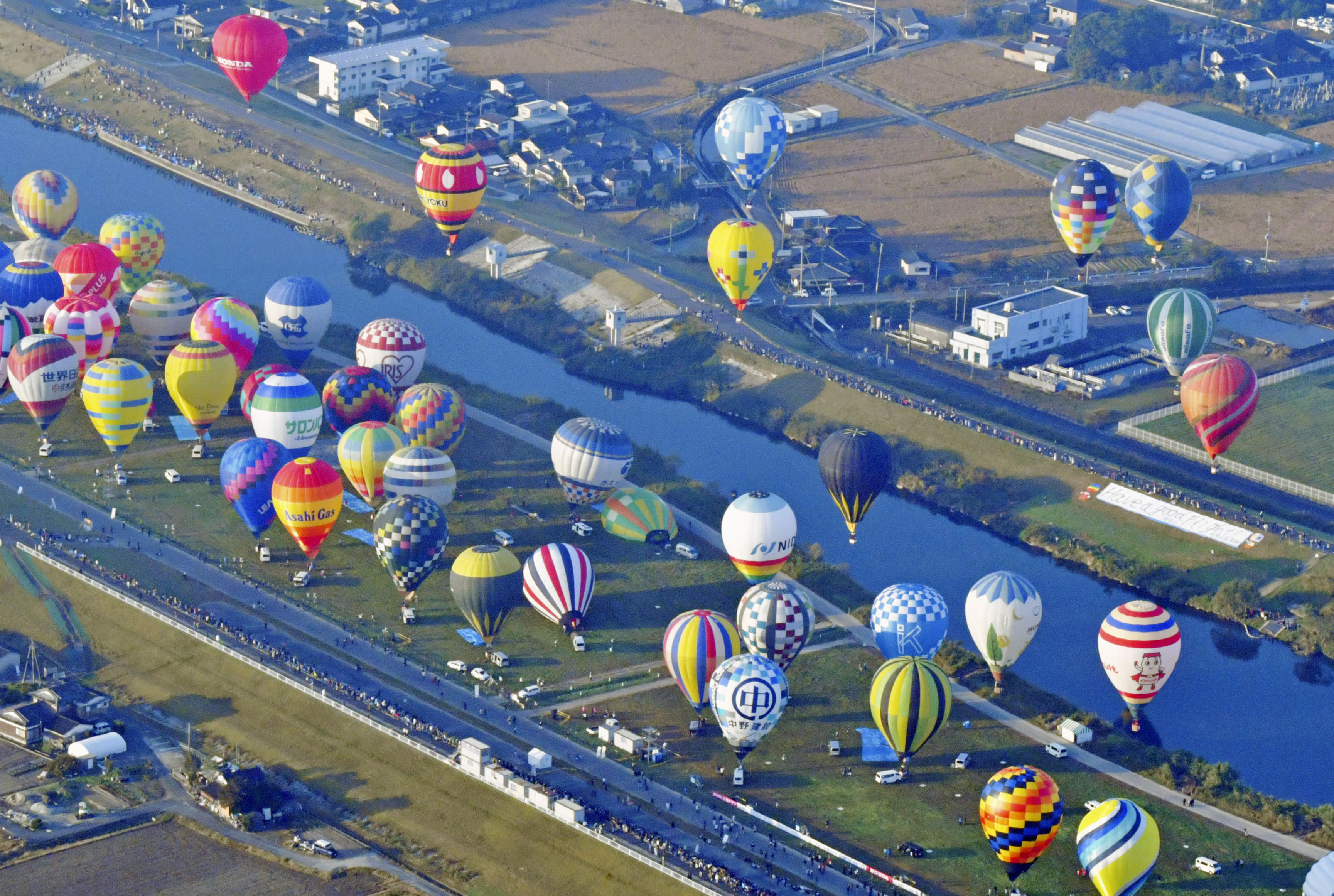 フォト】鮮やか熱気球、秋空彩る 佐賀、国内外120機超 - 産経ニュース
