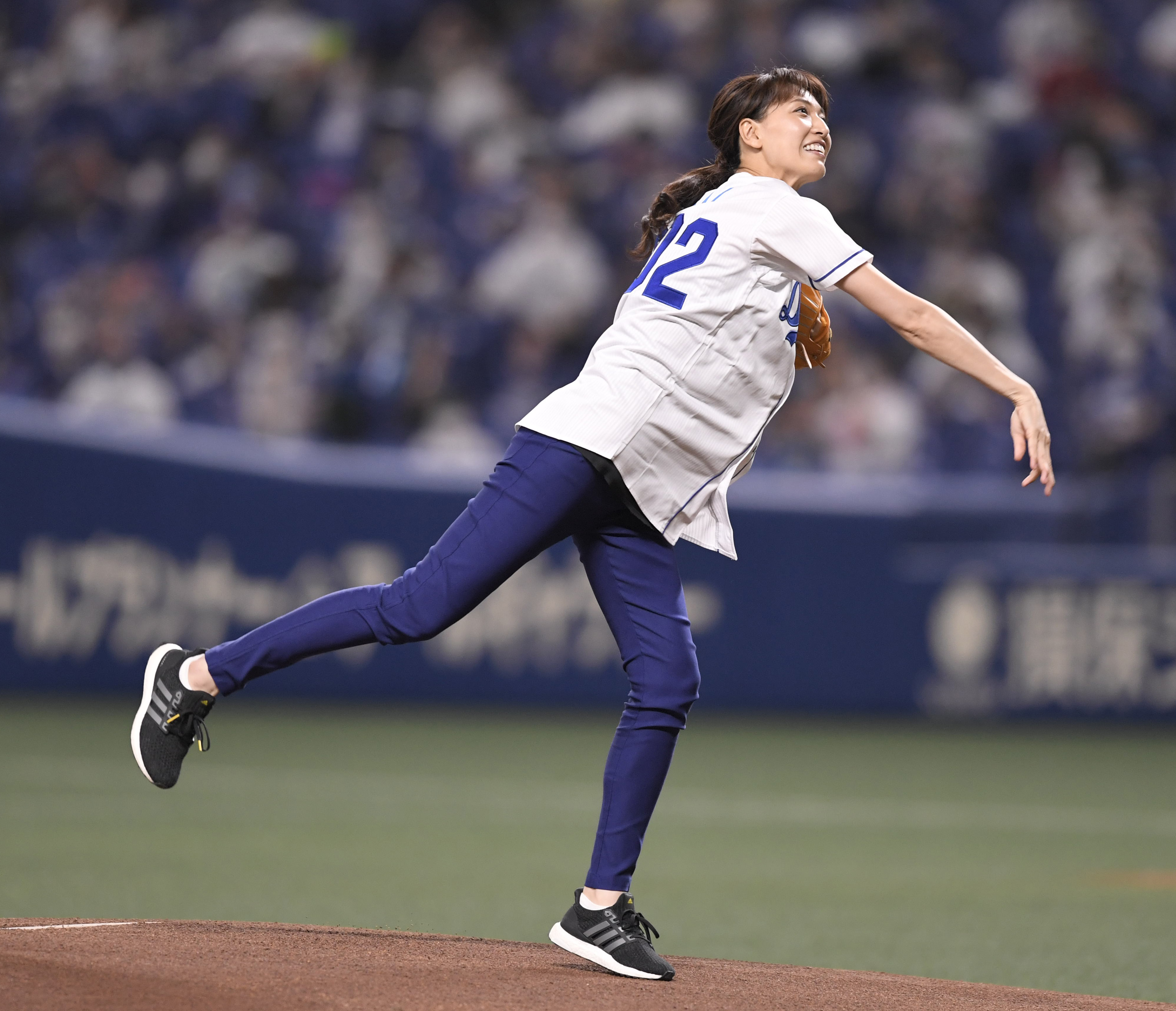 浅尾美和が始球式 ドアラから 記念球 互いにひざつき 産経ニュース