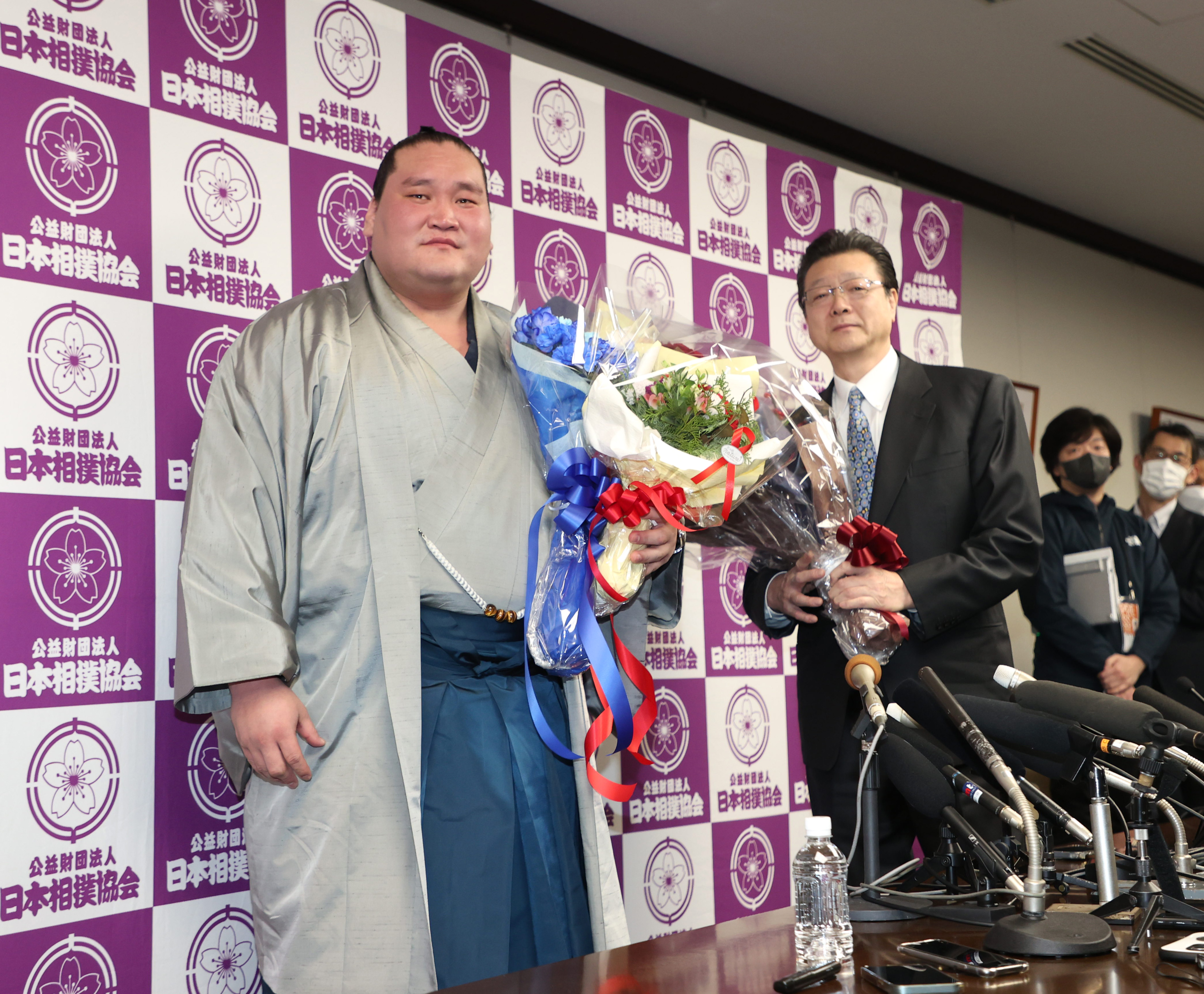 照ノ富士が引退会見「これ以上、中途半端な気持ちと体で土俵に立つべき
