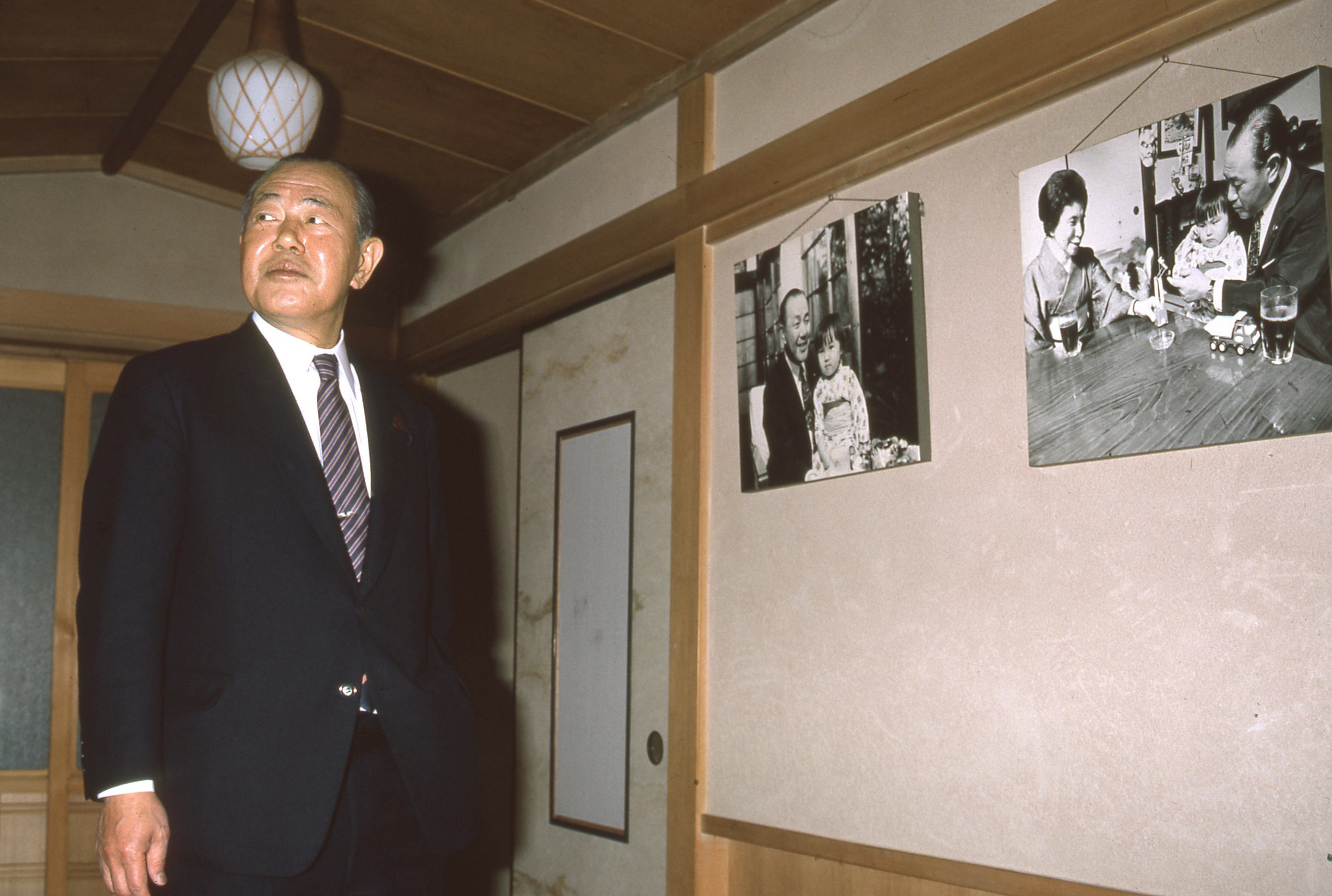 旧田中角栄邸、線香不始末で全焼か 普通の家だった…内側から見た「目白