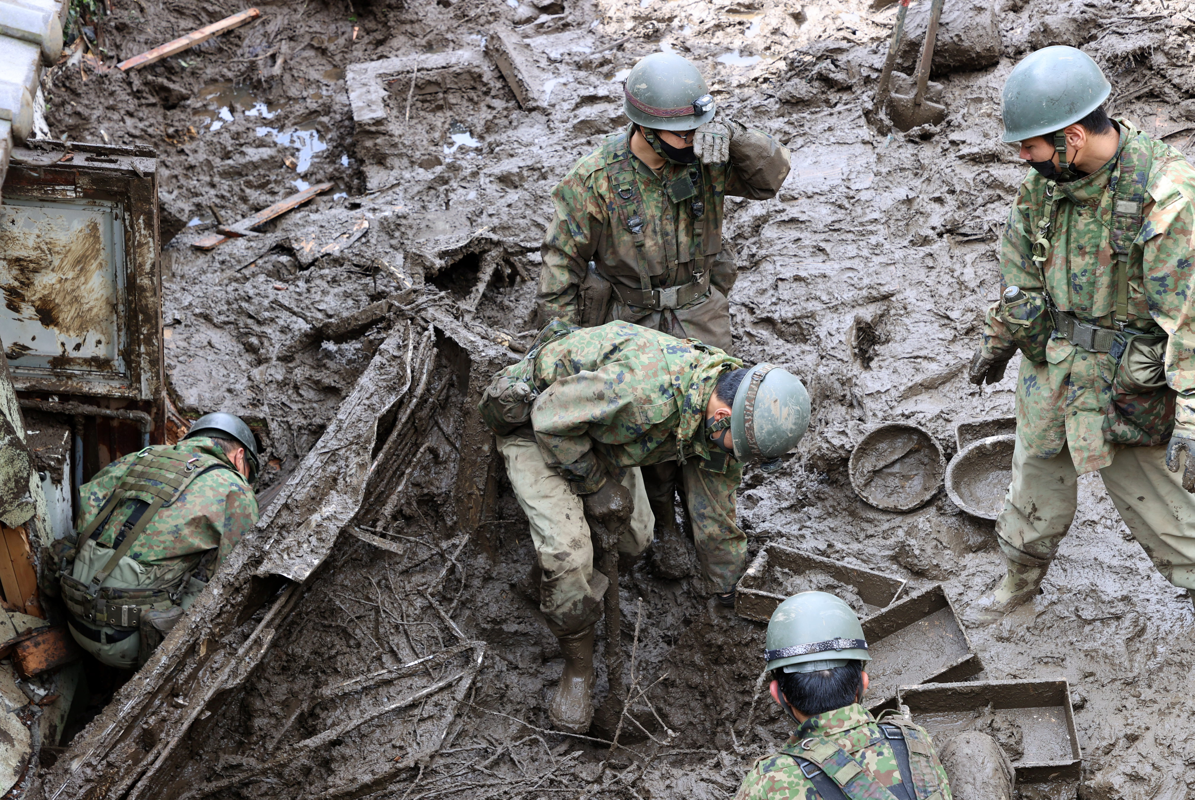 土砂崩れ現場では、警察や消防、自衛隊などによる捜索が続いている＝５日午前、静岡県熱海市伊豆山（松本健吾撮影）
