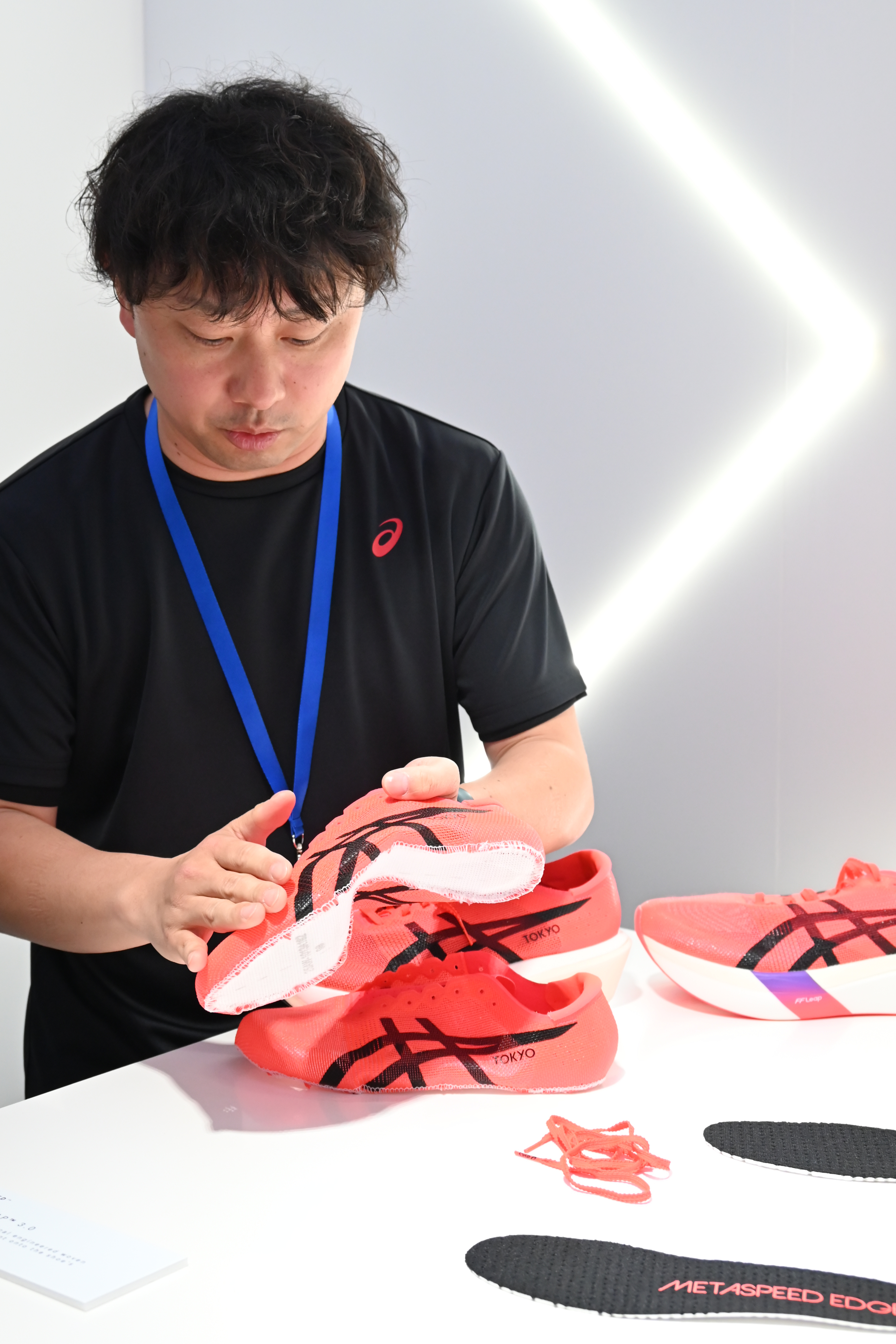 動画】アシックスが129グラムの超軽量マラソンシューズ発表 9月の東京