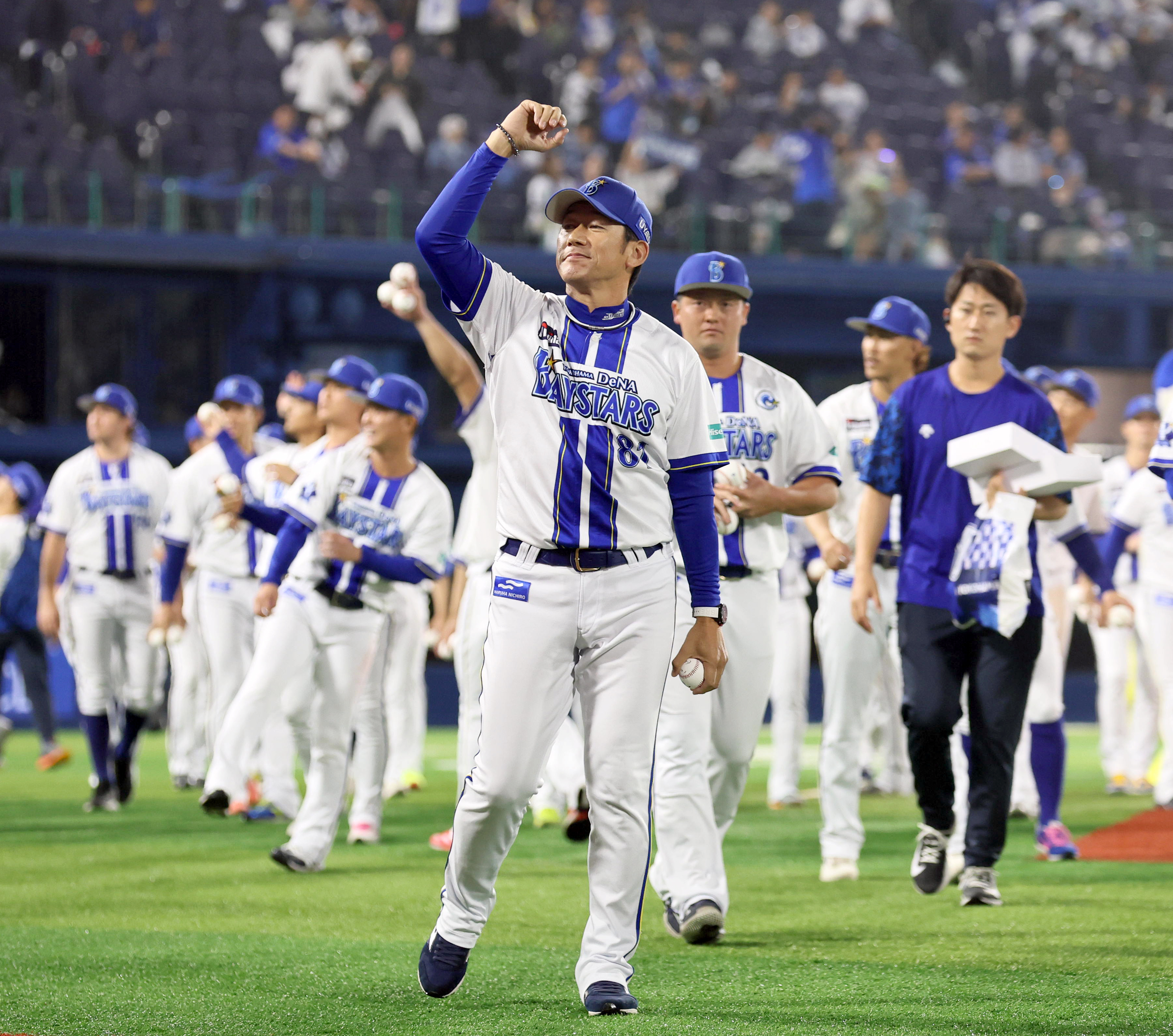 【美品】DeNA横浜ベイスターズ　スタジャン　三浦監督No18　Mサイズ 美品】DeNA横浜ベイスターズ スタジャン 三浦監督No18 Mサイズ SMBC