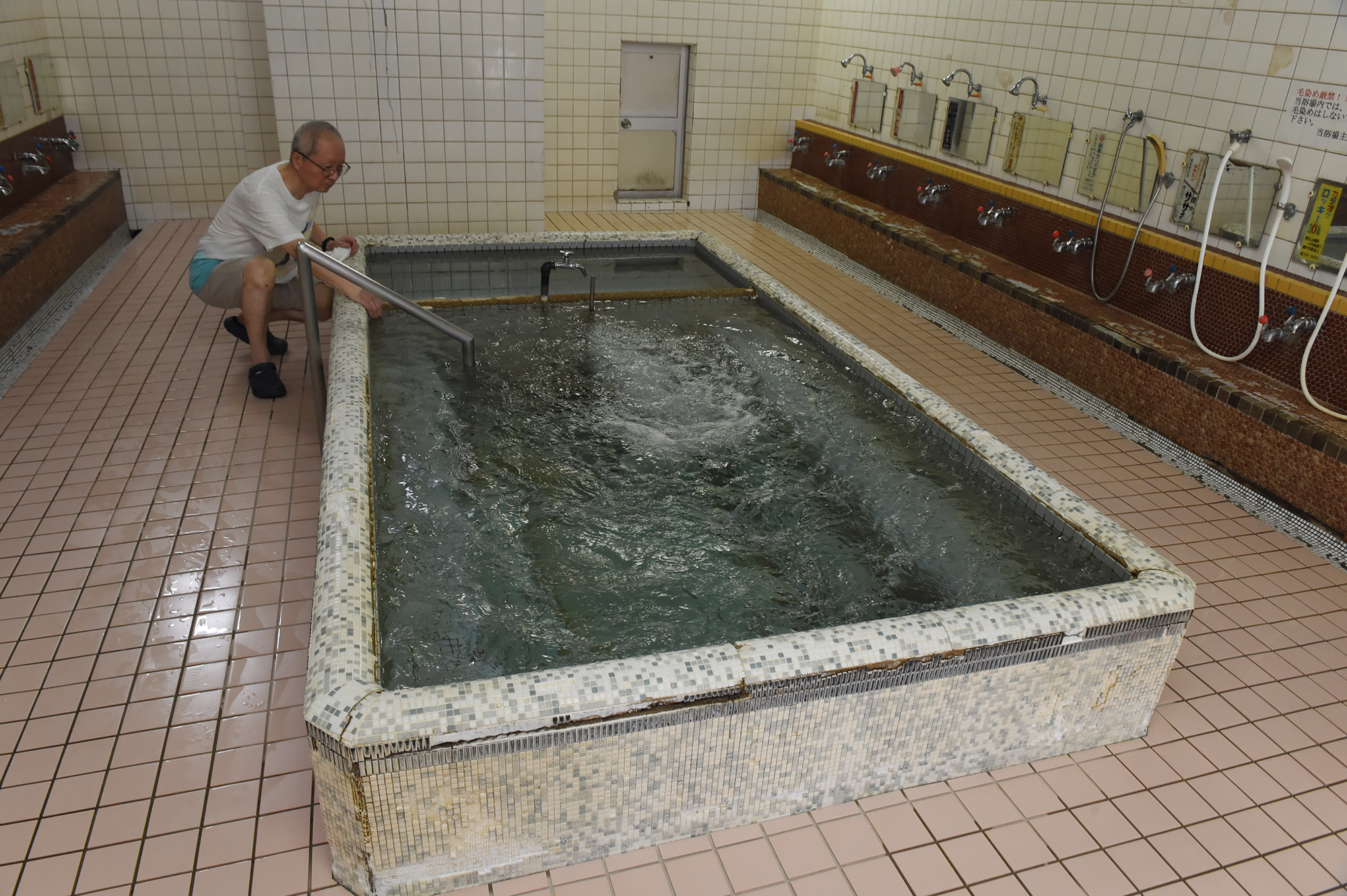 被爆の壁と自家製コーヒー 昭和レトロな風情を残す広島「三本松湯」は