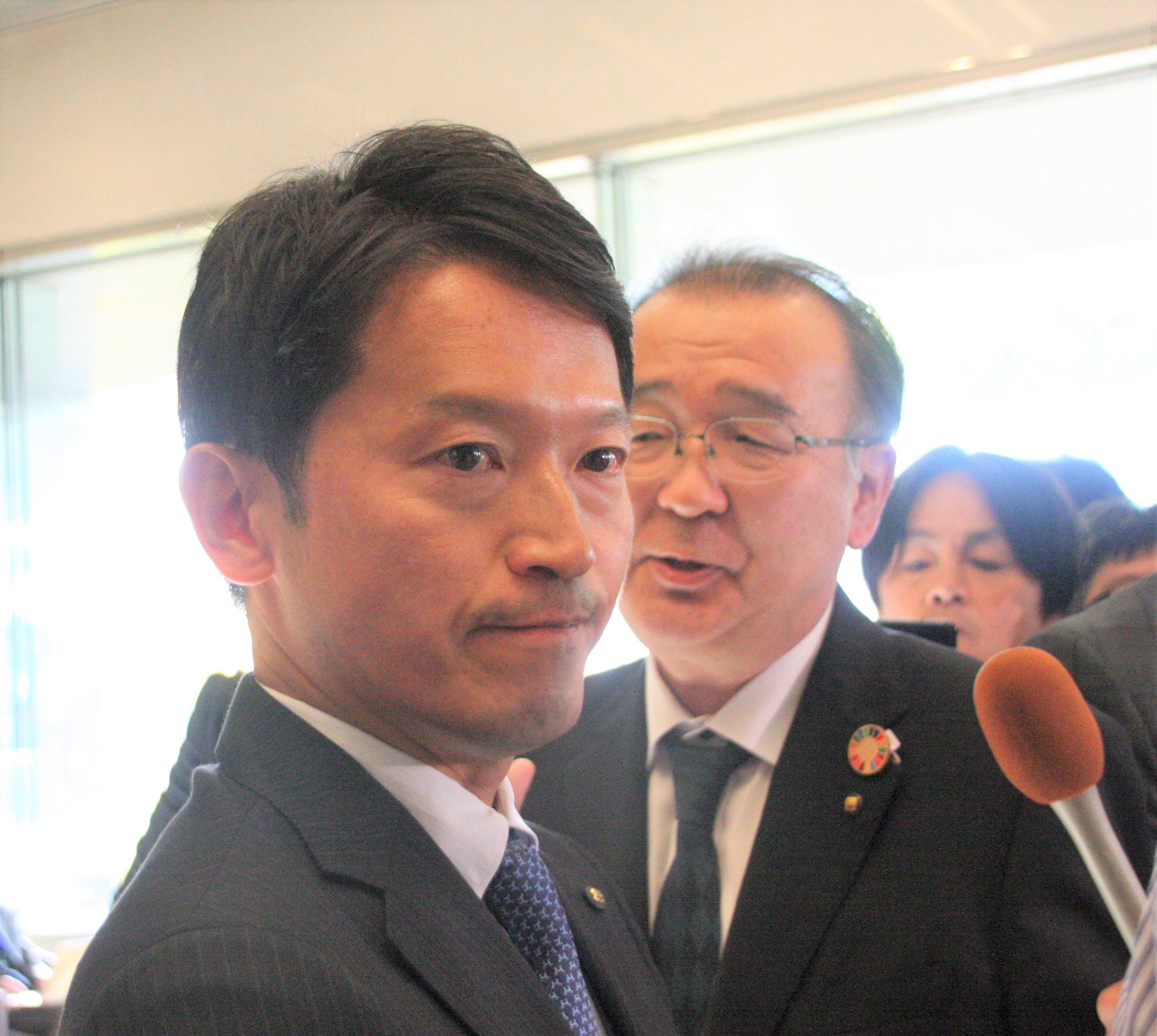 ポスター代70万円払った」「公選法違反ない」 兵庫・斎藤知事がSNS報酬