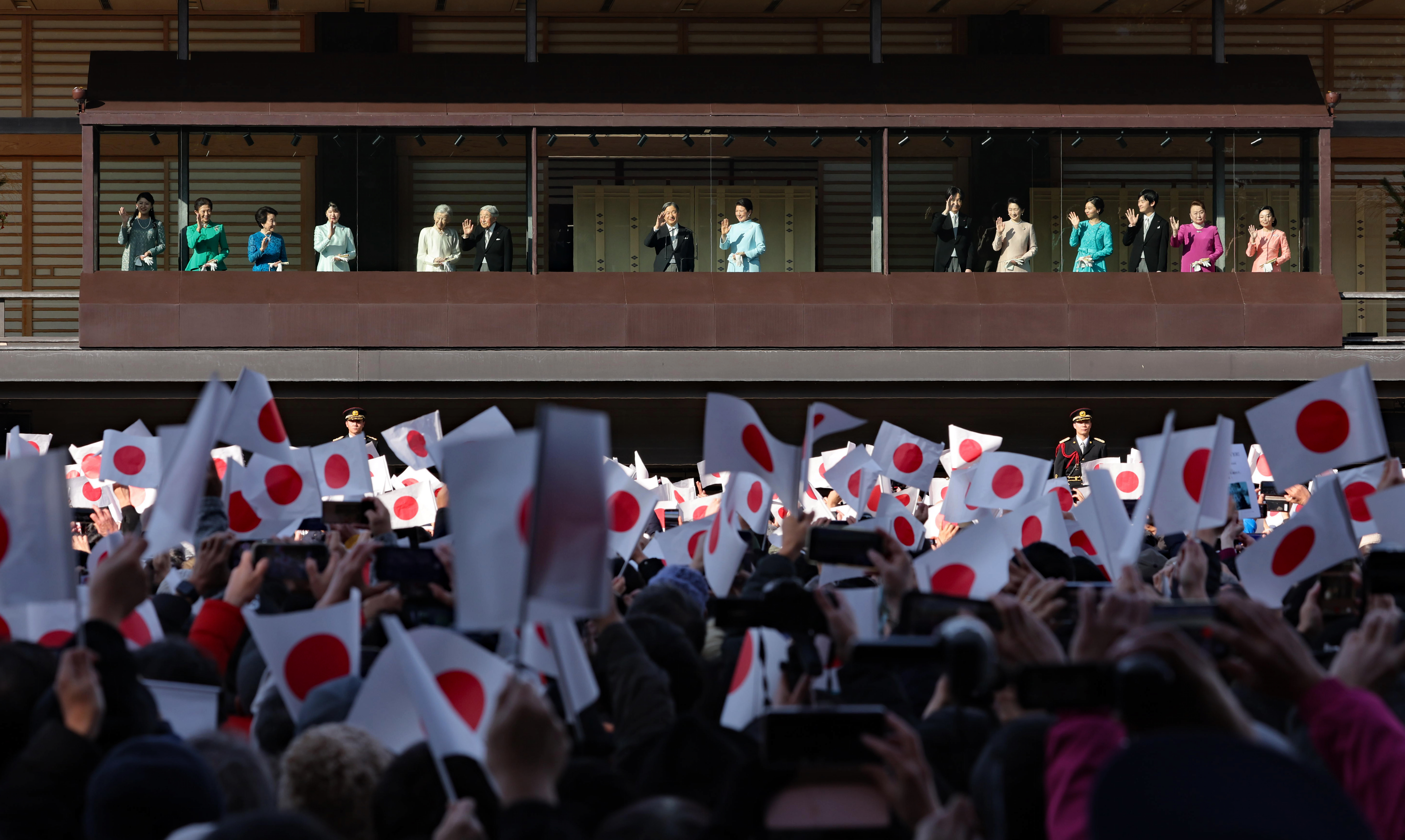 皇居を愛する人々 動画】皇居で一般参賀 陛下、被災者寄り添い「穏やかで良い年」願われ