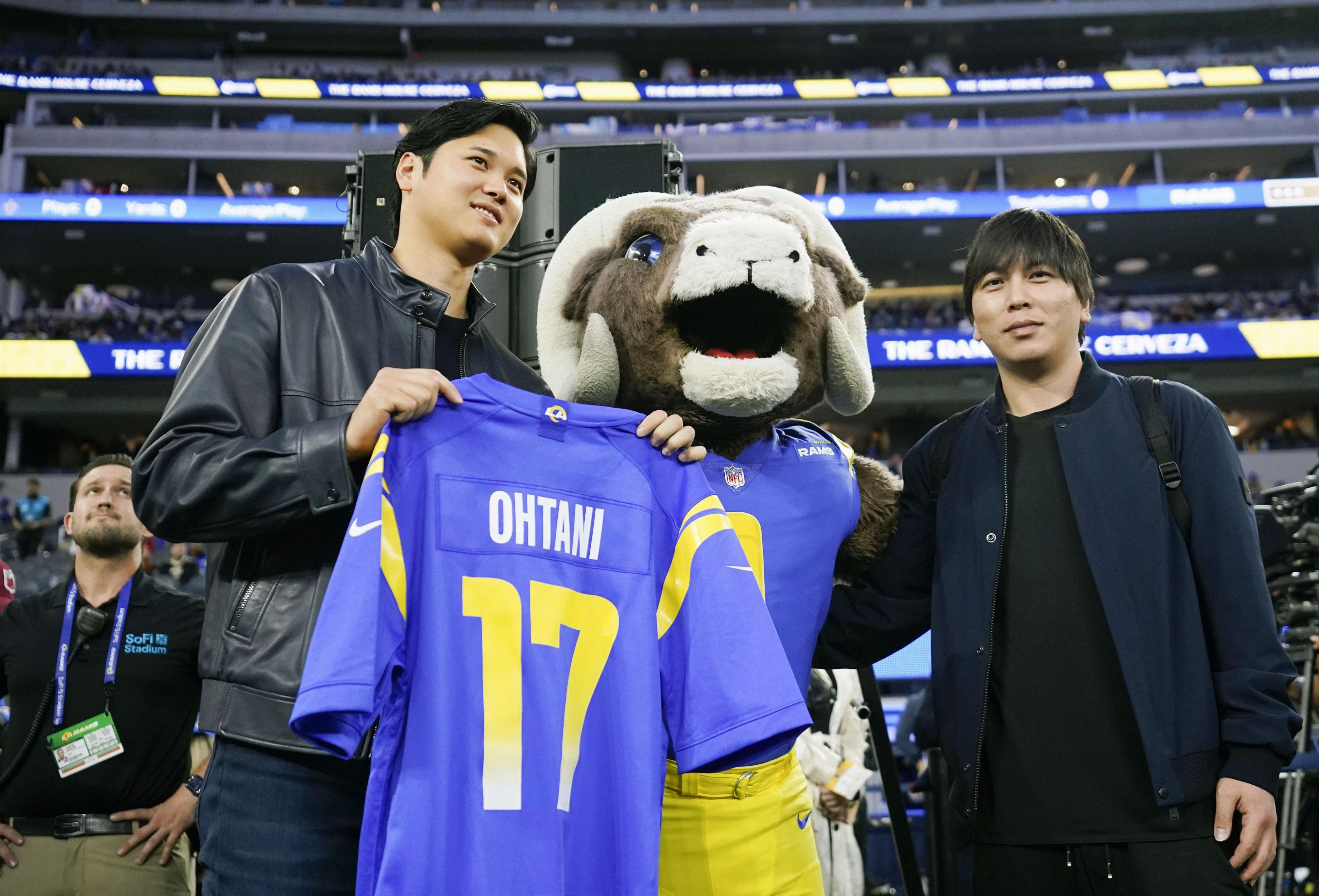 フォト】大谷翔平、NFLの会場訪問 「17」のユニホームにニッコリ