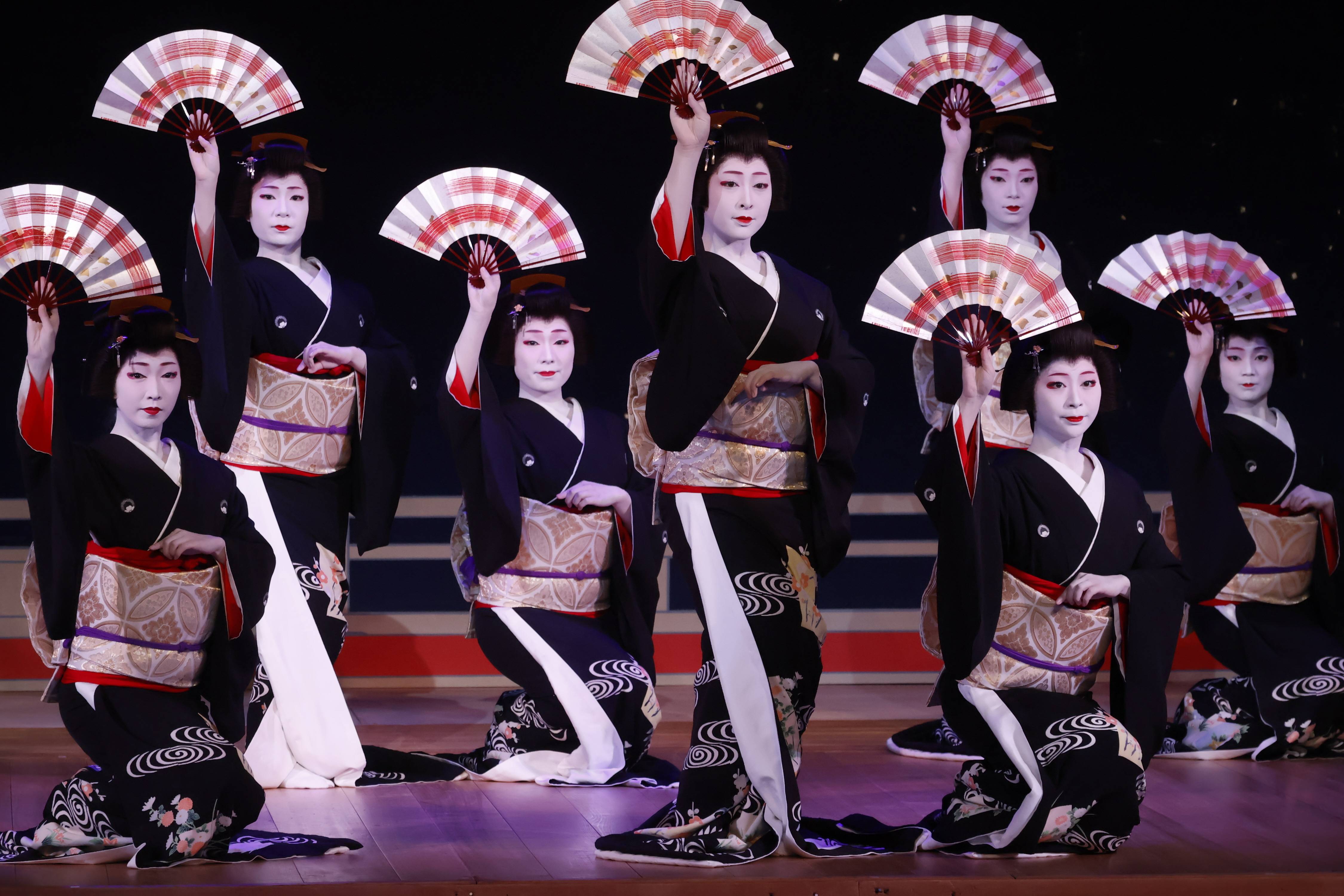 京都花街・宮川町の芸舞妓が公演「みずゑ會」前に大ざらえ 総勢41人が