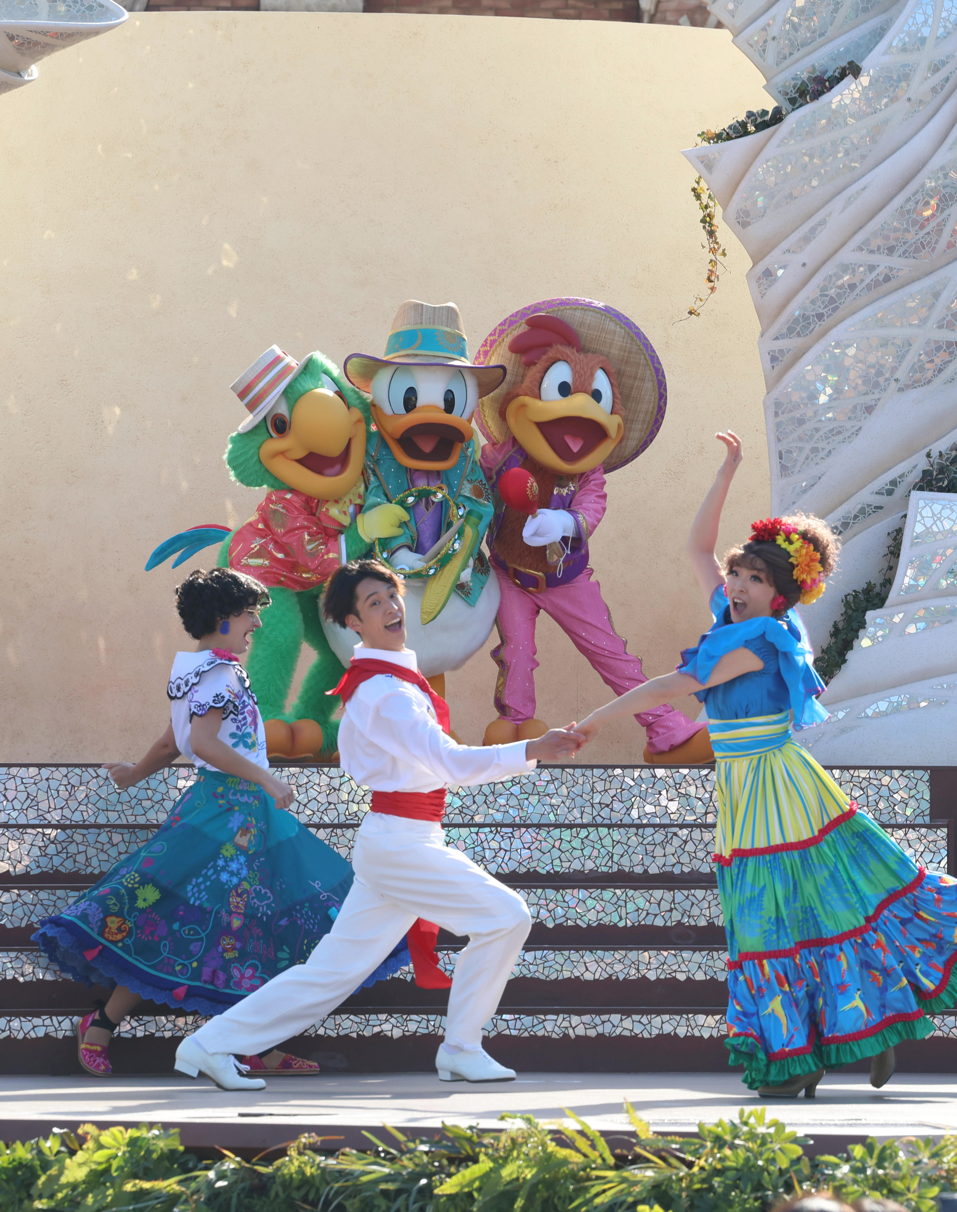 動画】ミッキーが世界のダンスで祝う25周年 ディズニーシー新ショー