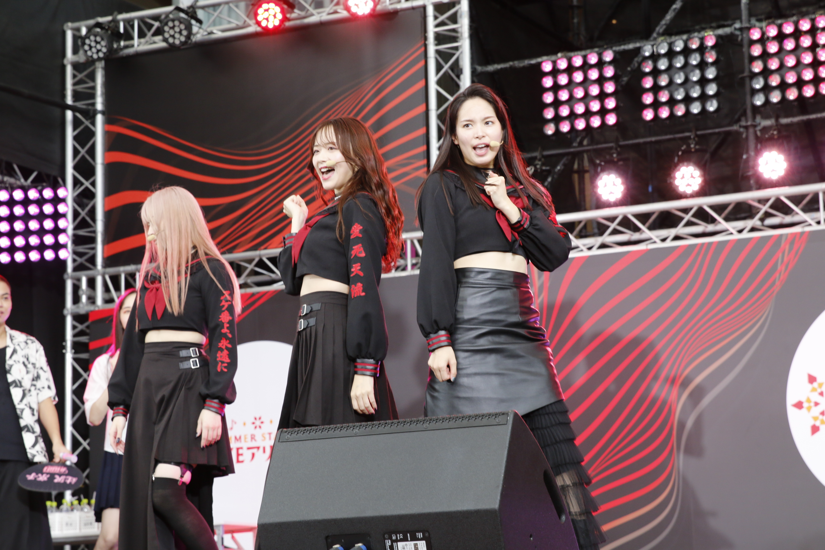 森香澄、ショート丈セーラー服でおなかチラ見せ！ 「街スケ」デビュー