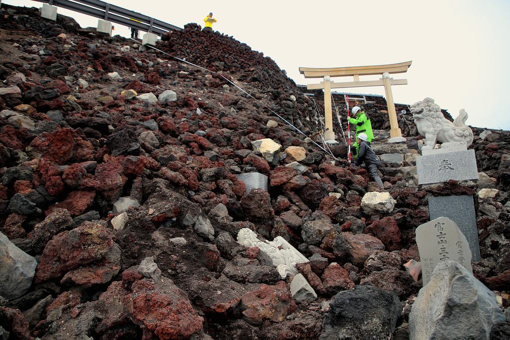 シーズンに間に合うか 富士山山頂登山道で石積み崩落 産経ニュース
