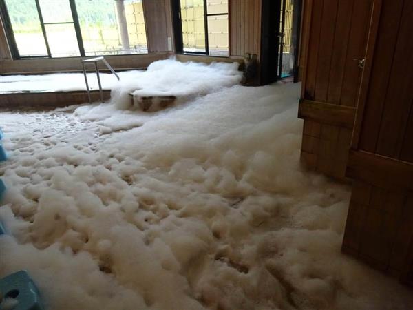 和歌山 新宮市の温泉に大量の泡 浴槽にシャンプー投入の少年２人を逮捕 1 2ページ 産経ニュース