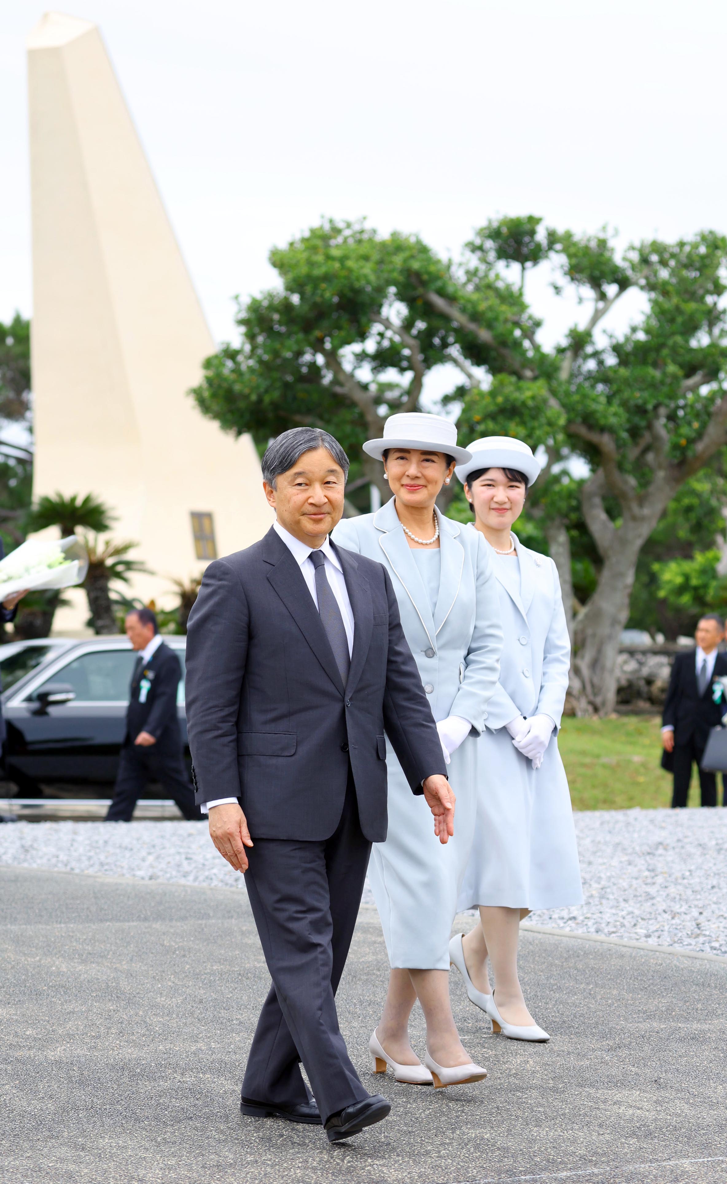 天皇、皇后両陛下と愛子さまが沖縄ご訪問 戦没者墓苑でご供花、戦争