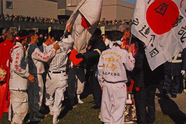 成人式ｄｑｎ なめんじゃねー 拡声器で叫びステージに 代表者も反撃 水戸 警察と一時にらみ合い 1 2ページ 産経ニュース