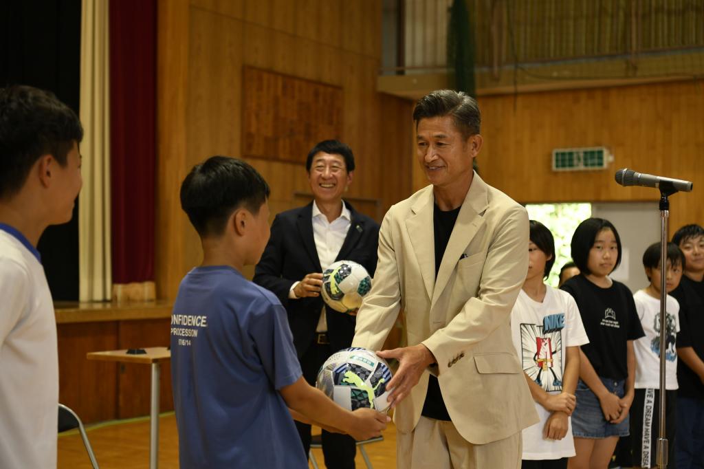 三浦知良が全国の小学校にサッカーボール1万1千個を寄贈 「明治安田の未来世代応援アクション」 - zakzak：夕刊フジ公式サイト