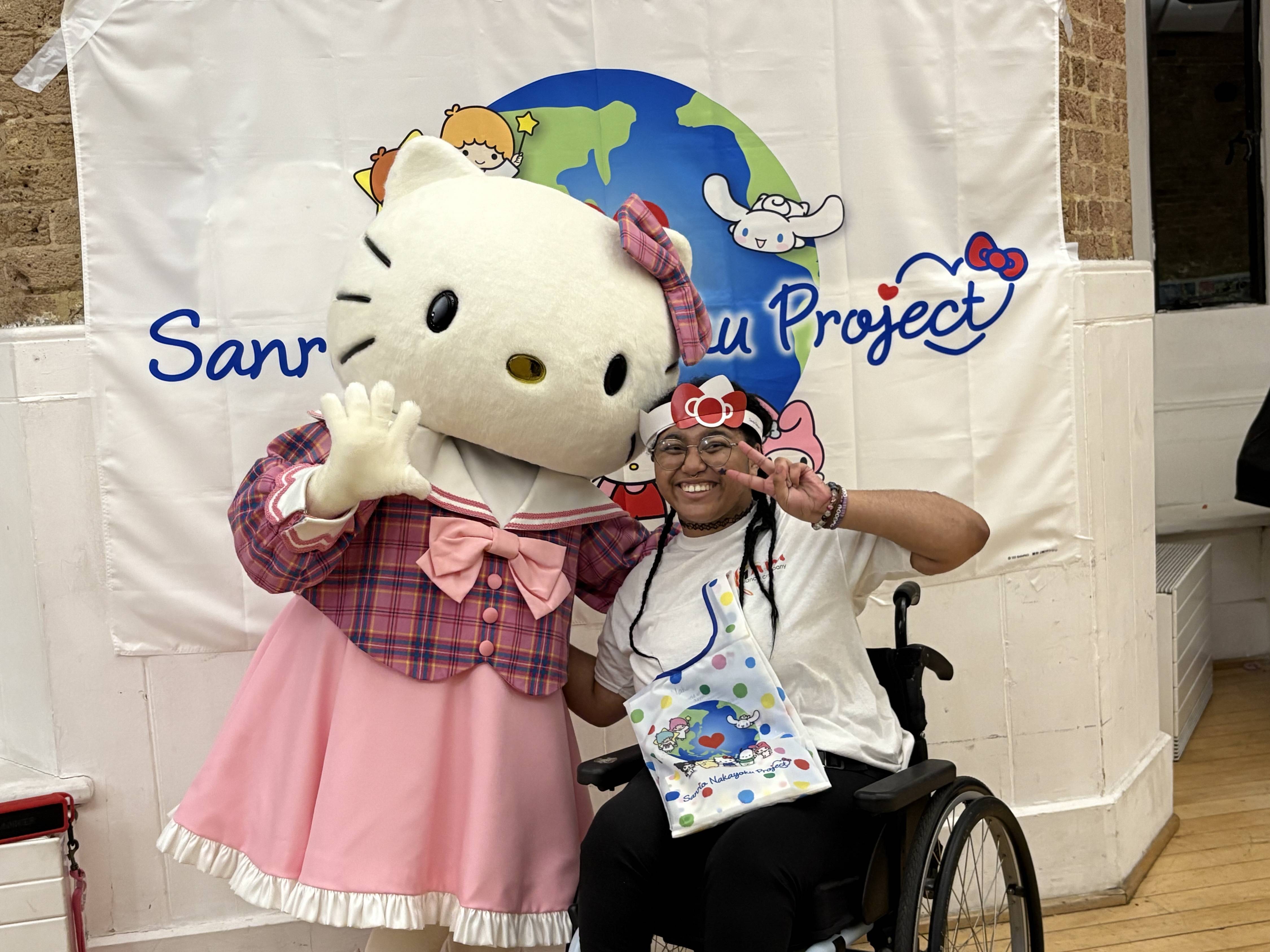 ハローキティ、ロンドンの子供たちと「なかよく」交流 ダンスで表現