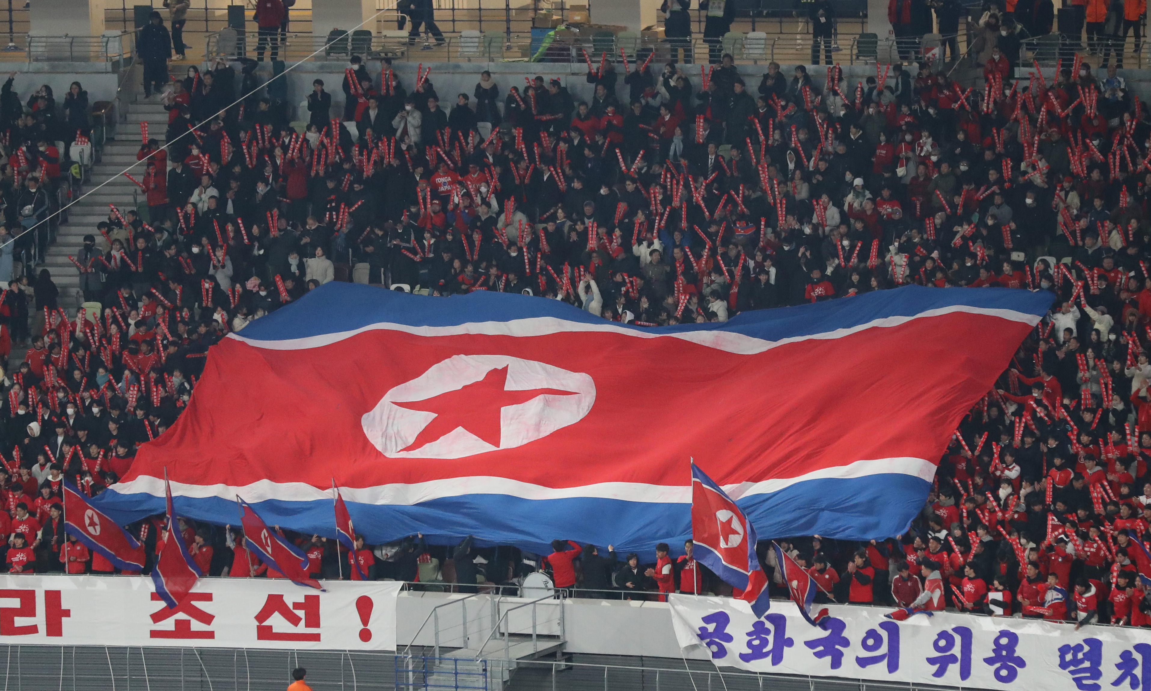 北朝鮮応援席に潜入、サポーターは十数年前の日朝戦赤Tシャツ引っ張り