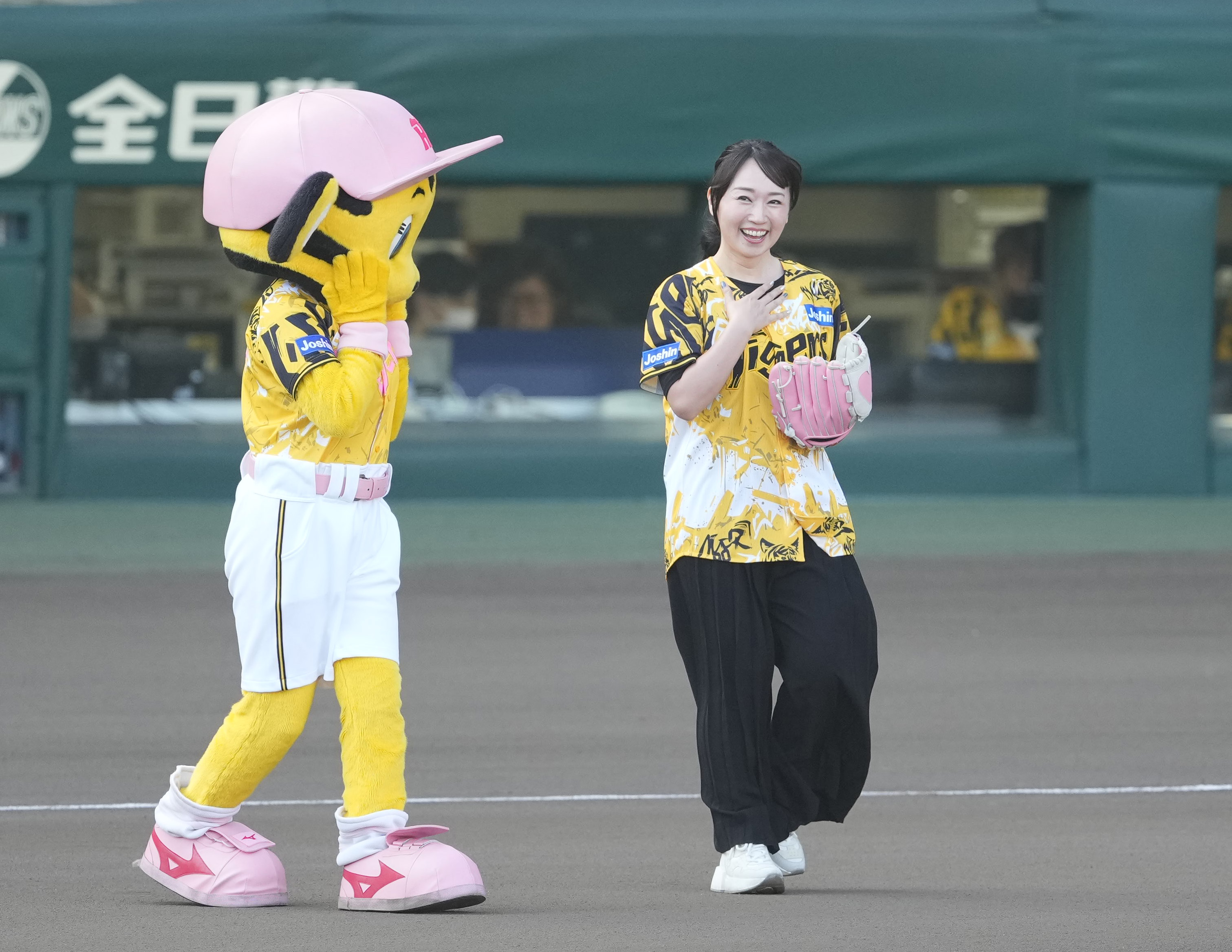 水樹奈々、阪神戦でファーストピッチセレモニーに登場「自分のライブ 