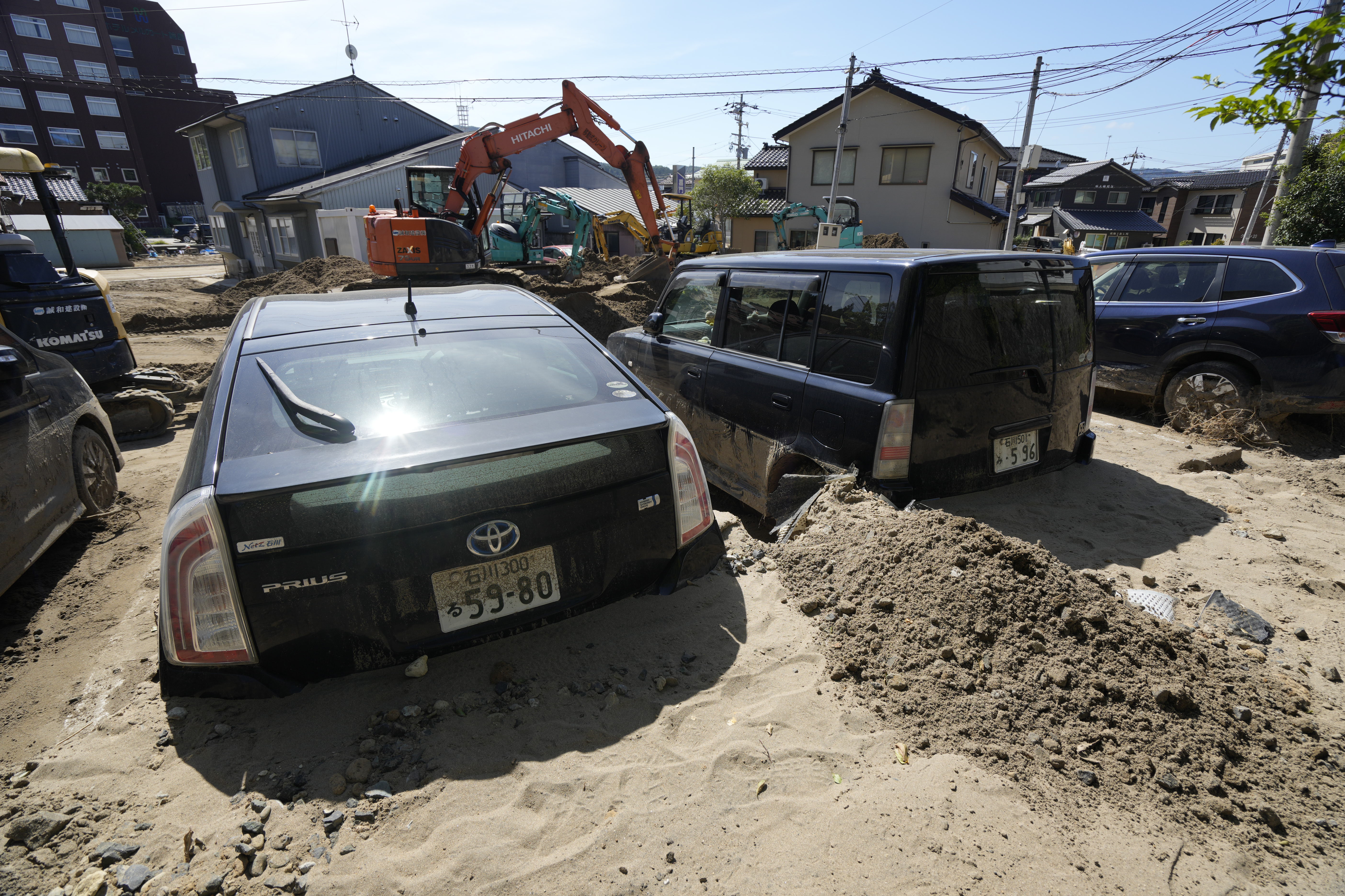 地震の地割れから大量の土砂「人災」と批判も 能登水害、家も車も