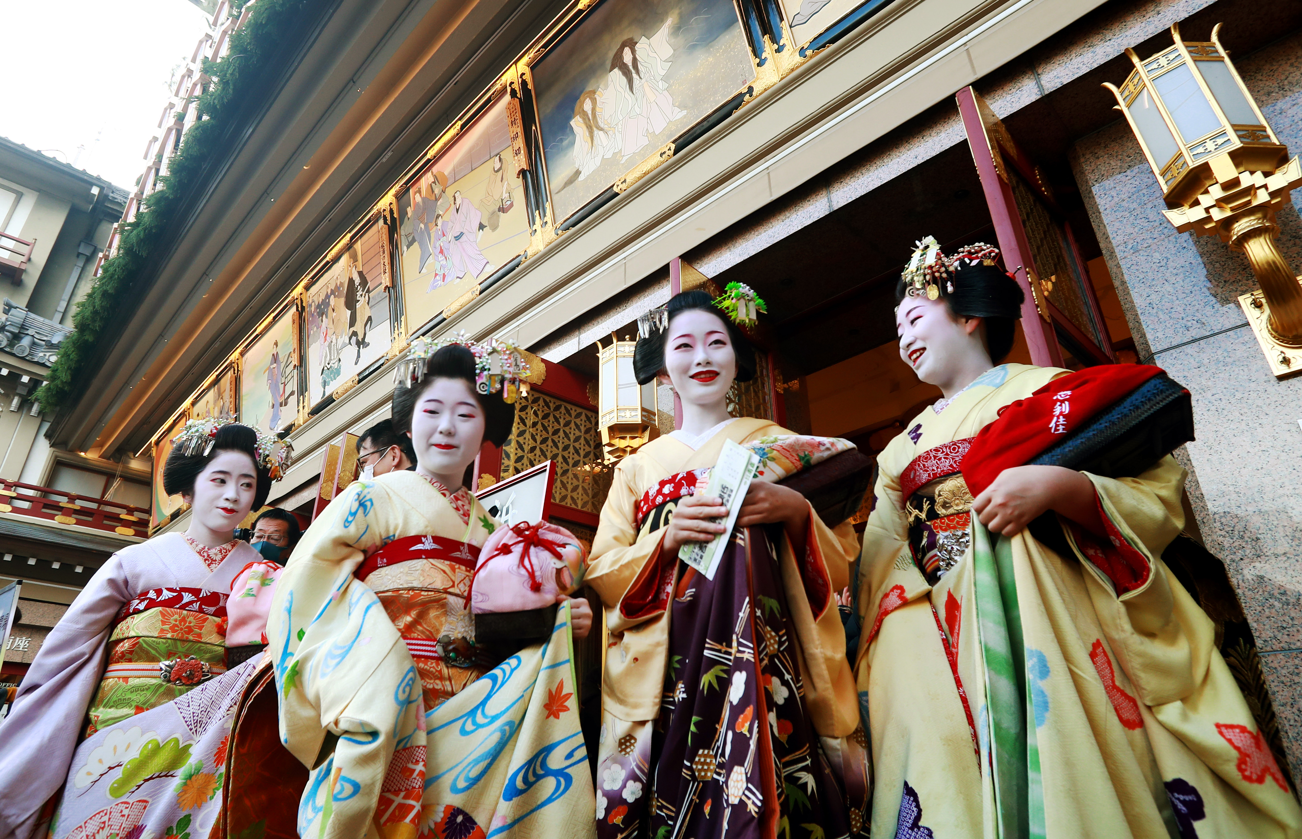 人気役者の競演、舞妓ら花添え 京都・南座で花街総見 - 産経ニュース