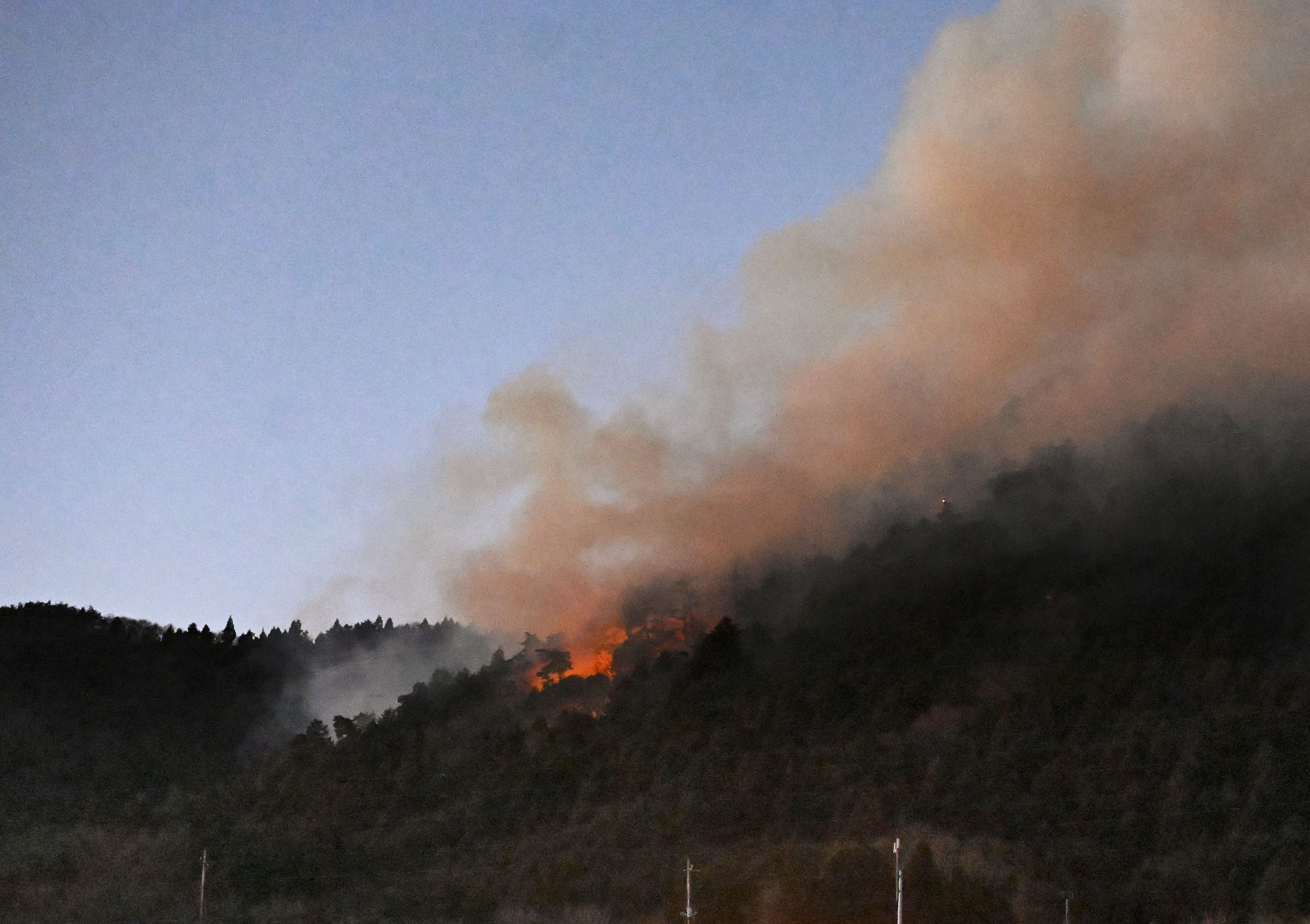 山林延焼、12世帯18人に避難指示 山梨県が自衛隊に災害派遣要請 上野原