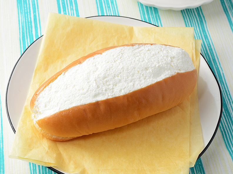 マリトッツォそっくりのローソン おやつコッペ がネットで話題 喧嘩を売ってるとしか思えぬフォルム イタリア人は味に太鼓判 完全に本場のマリトッツォ 1 2ページ イザ