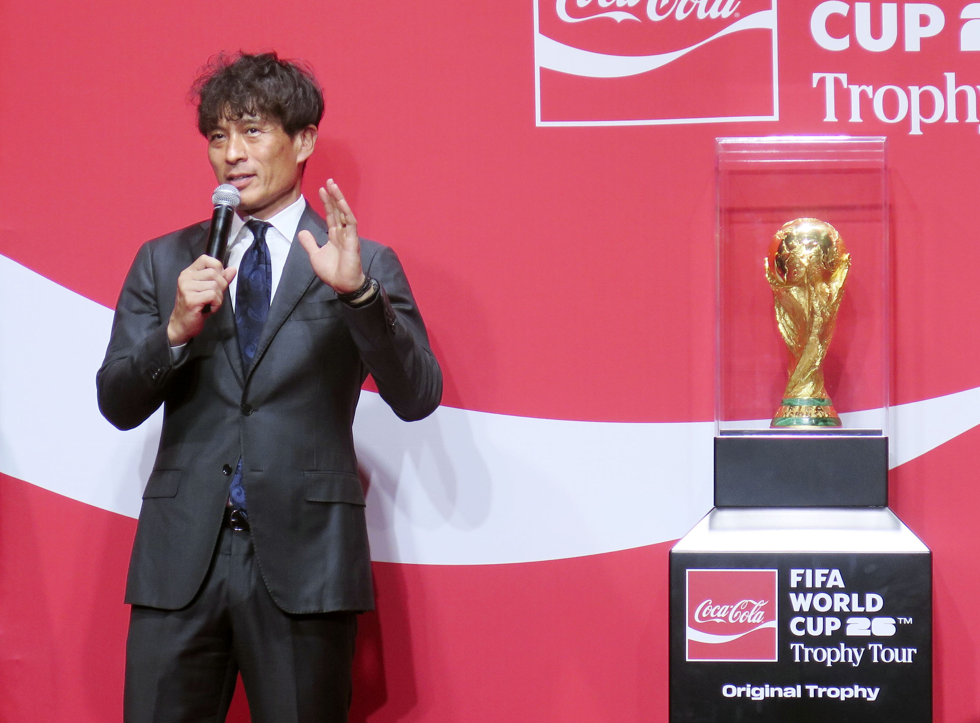 サッカーW杯の優勝トロフィーお披露目 日本協会の宮本会長「輝きすごい