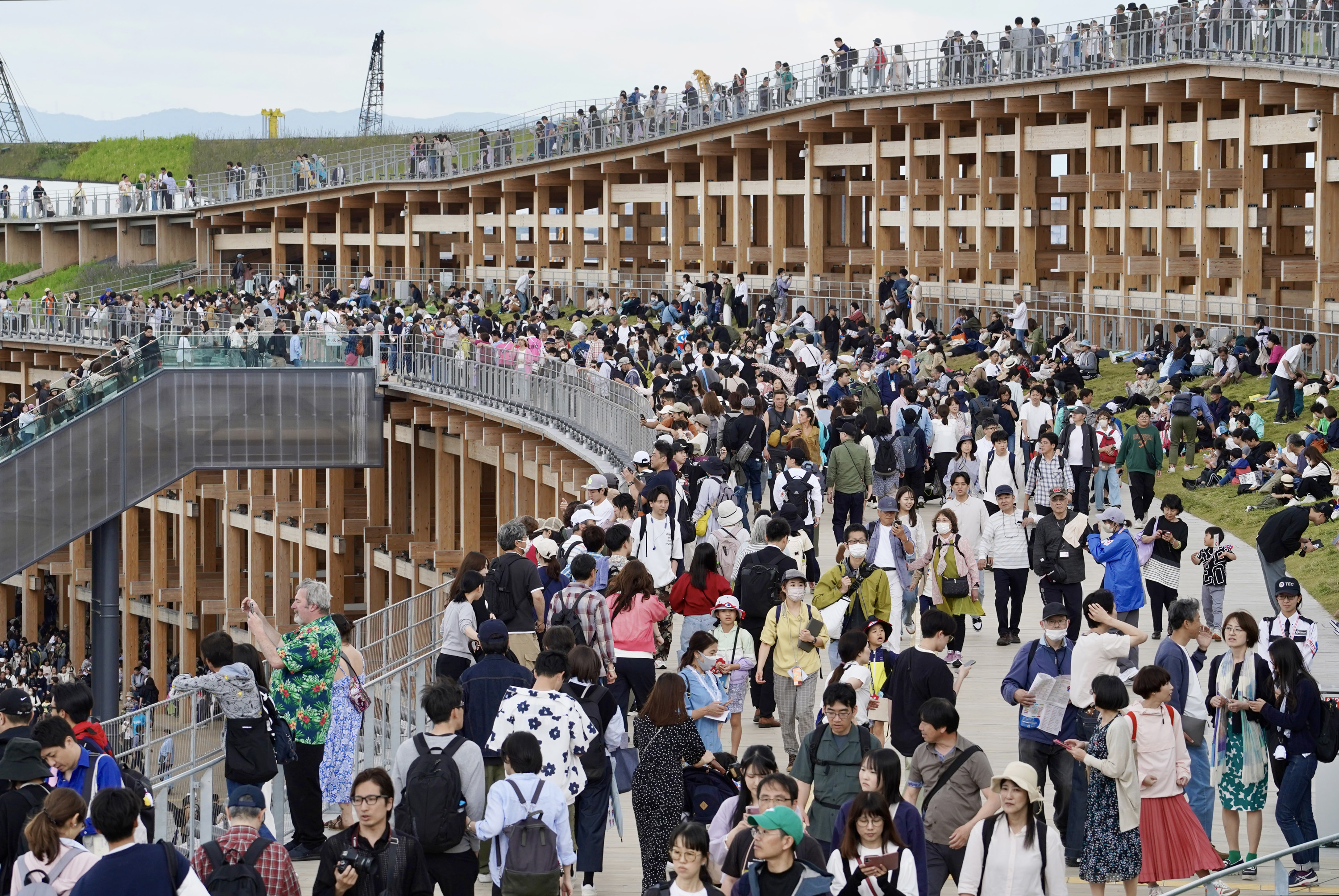 万博、開幕後初の15万人超来場か 入場券の黒字化視野に 31日、ライブ