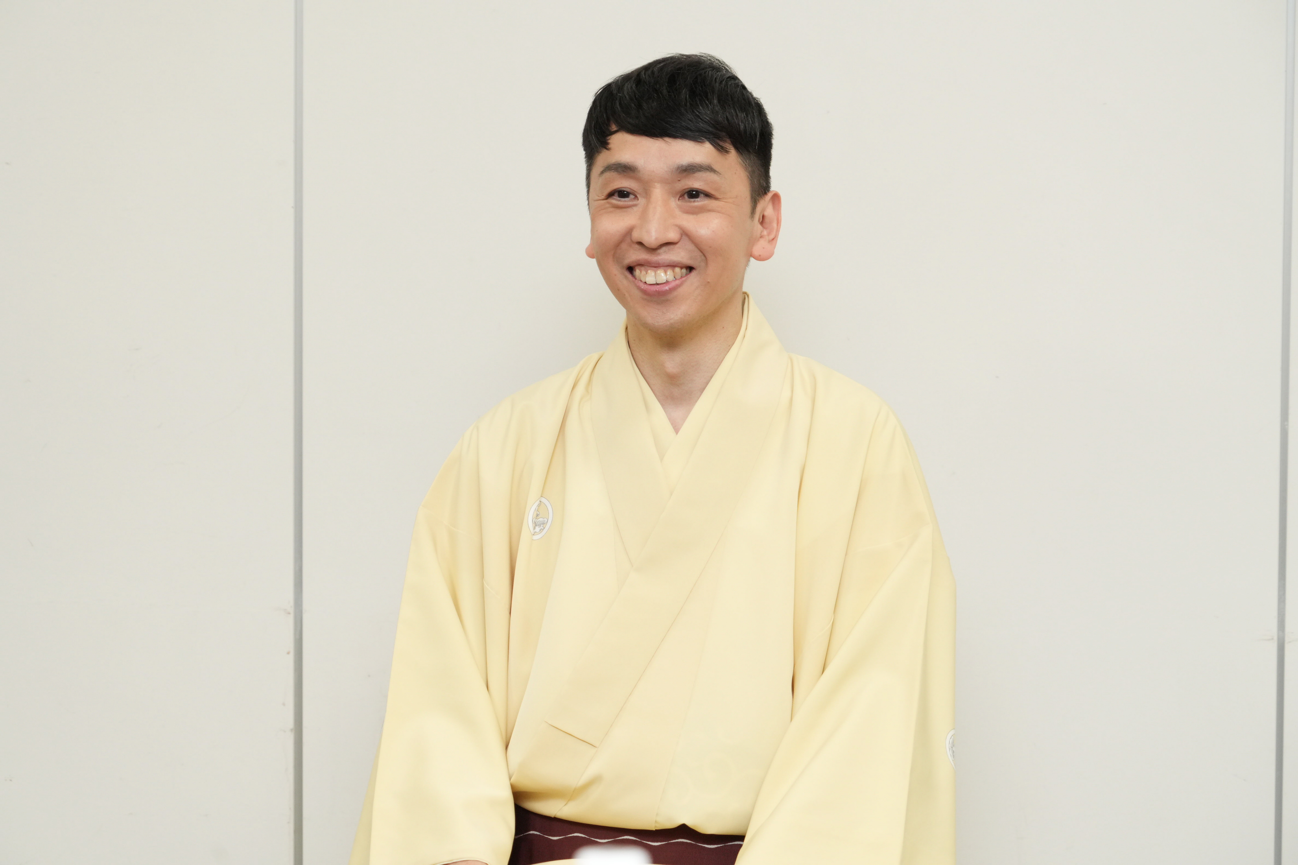 笑点」新メンバーの立川晴の輔 クリーム色の着物に「うっすら