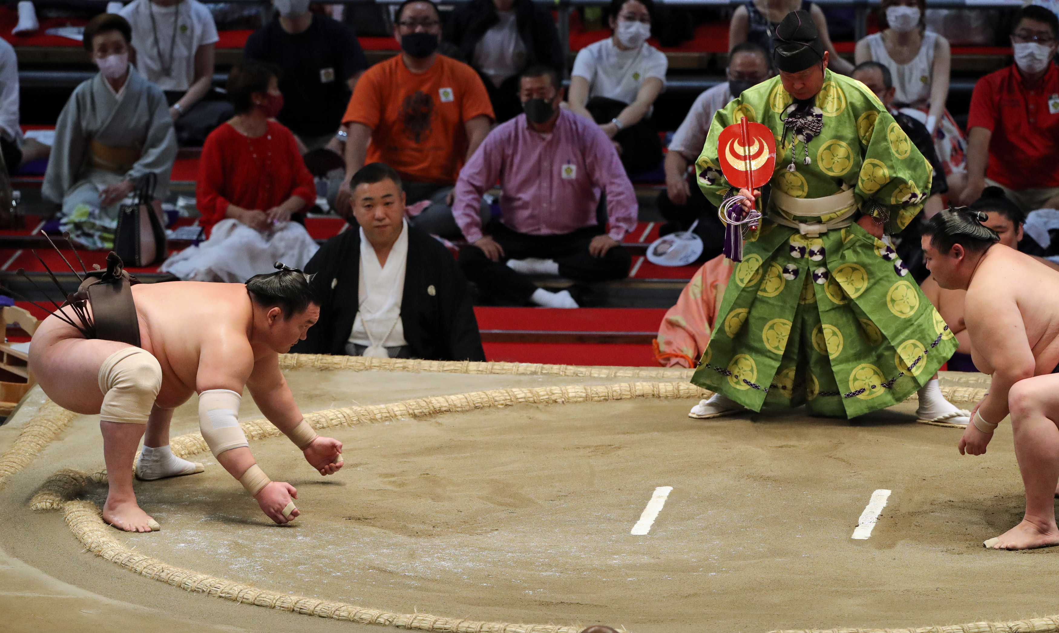 横綱白鵬が異例の立ち合い 仕切り線から大きく遠ざかる／名古屋場所 - サンスポ