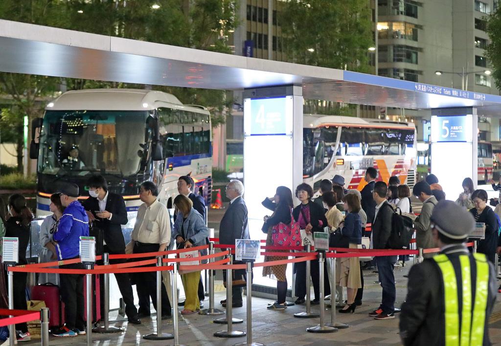 東京駅 新宿駅であふれる高速バス待ち客 五輪控え対策急務 1 3ページ 産経ニュース