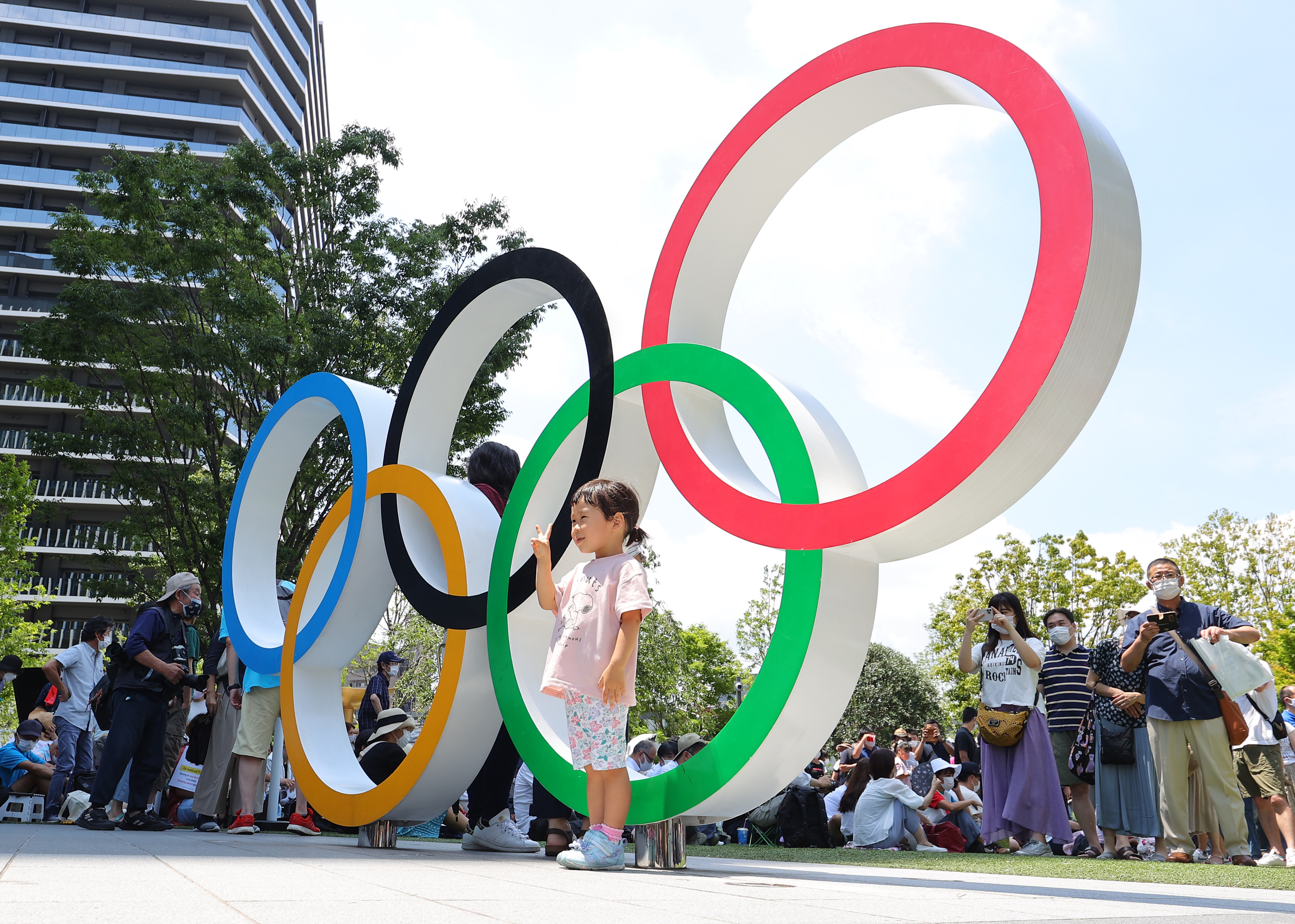 ここにきてワクワク」記念撮影の人波 国立競技場周辺ドキュメント