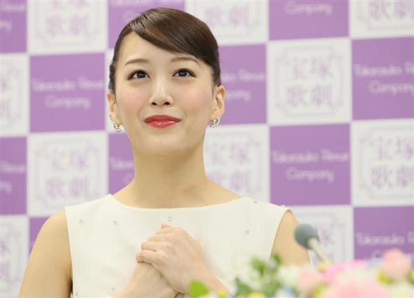 華麗なる宝塚 涙がとまらなかった 明日海の手紙 密度の高いタカラヅカ人生 悔いなし 花組娘役トップ 花乃まりあ退団会見 1 2ページ 産経ニュース