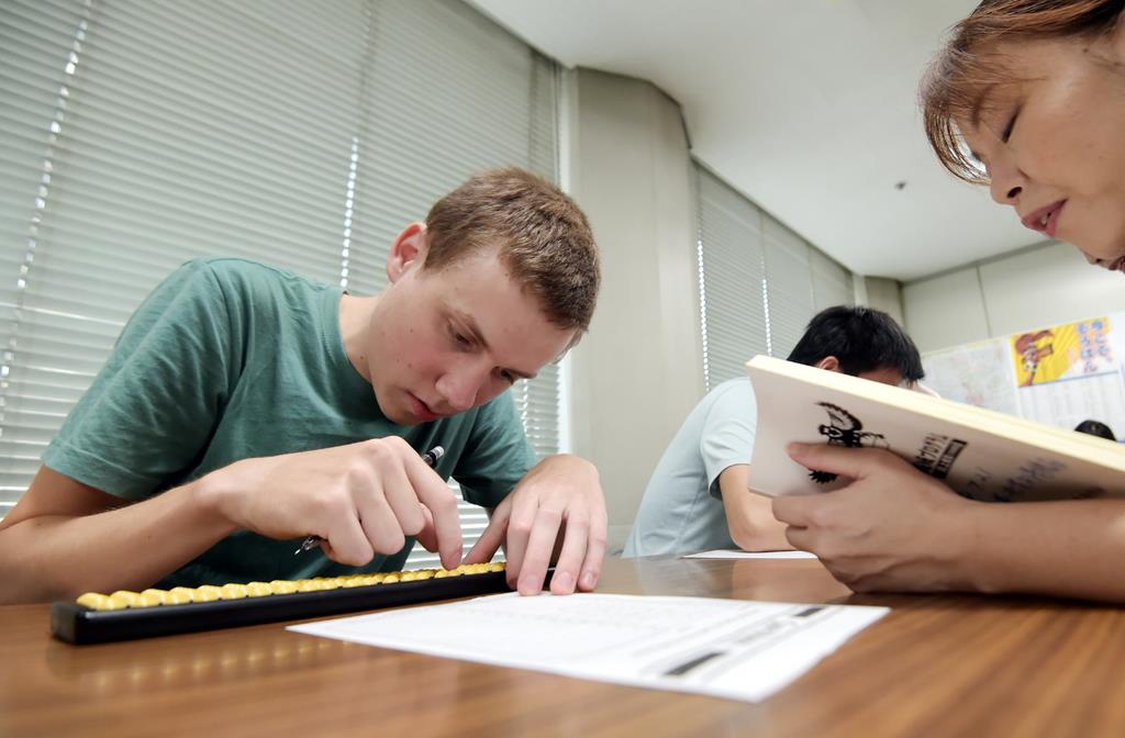 経験ゼロのドイツ人留学生 ８カ月で珠算能力検定１級合格 1 2ページ 産経ニュース