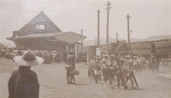 開墾、魚釣り、出征兵士をバンザイ見送り…大阪の児童の疎開生活写真