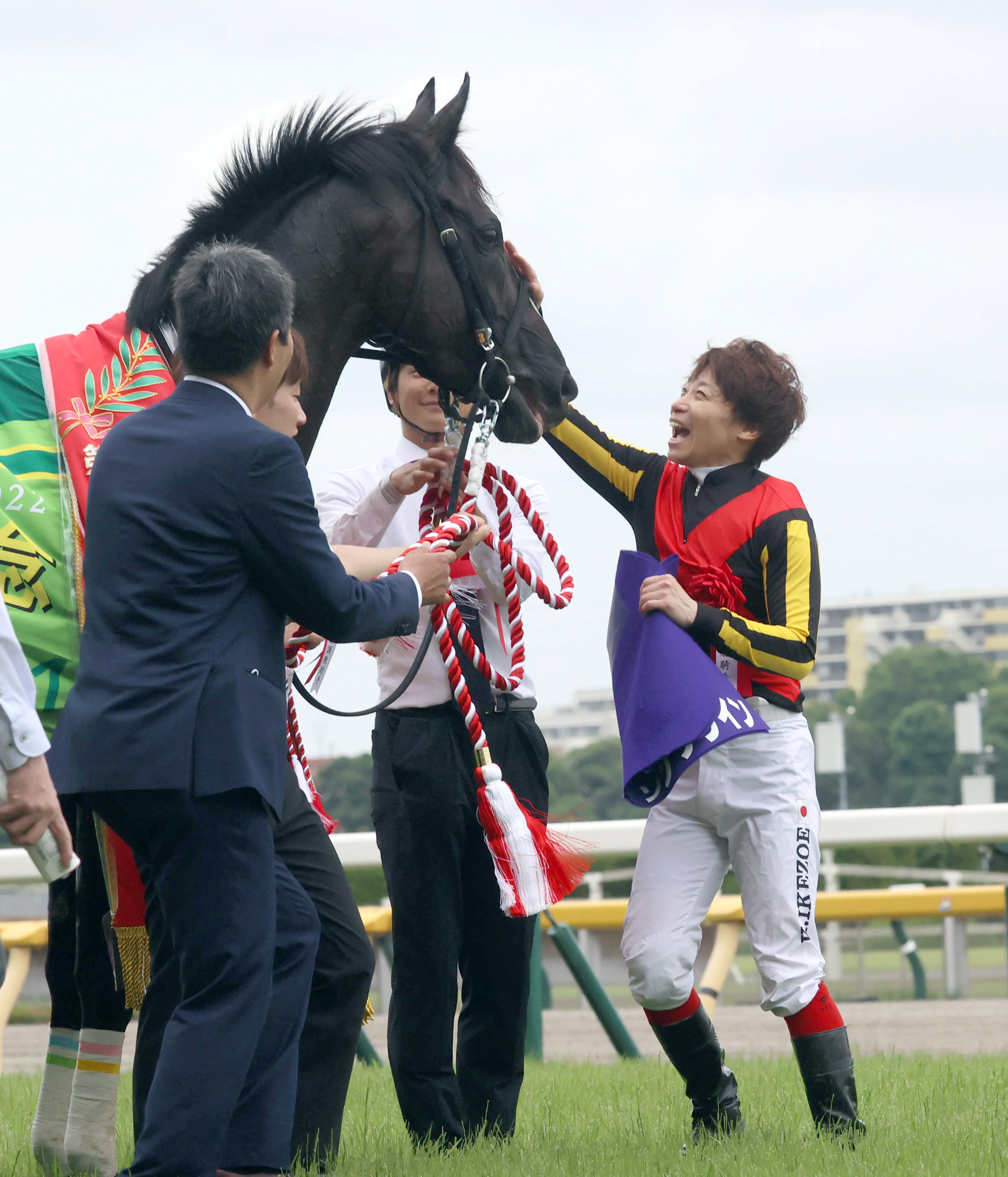 安田記念制した池添謙一騎手「粗品の呪い？そんなのないのよ！」 粗品