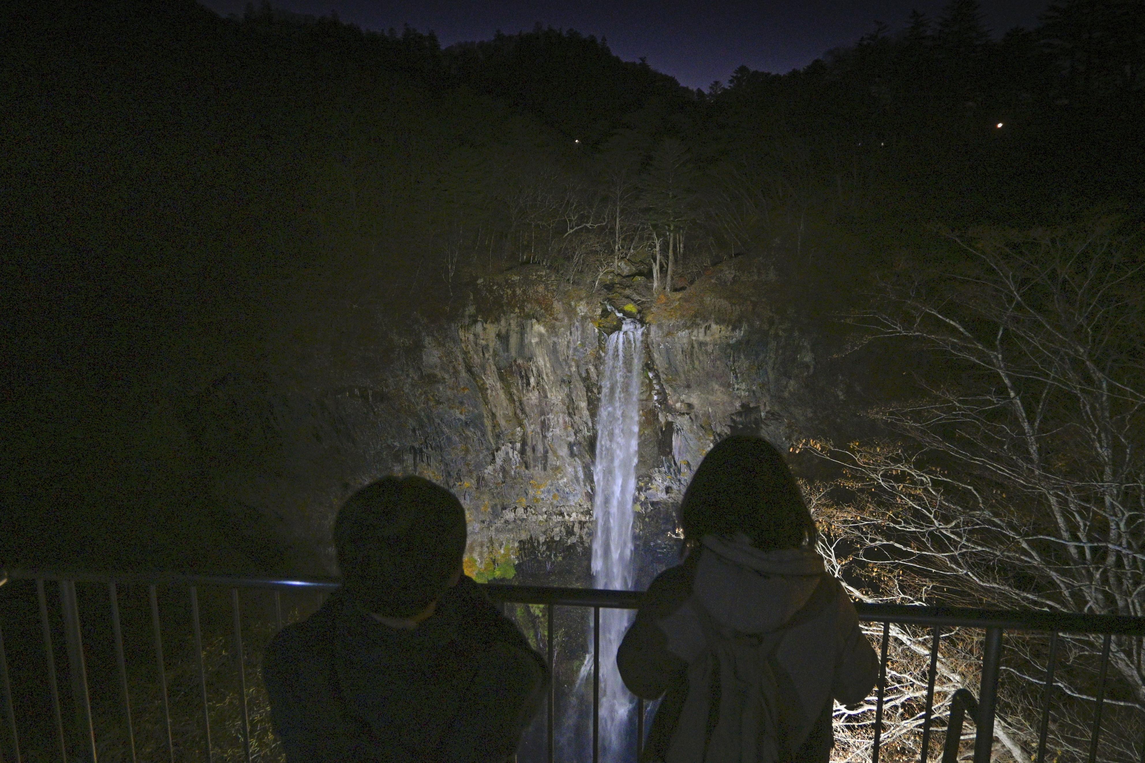 落差97メートル、映える華厳の滝 栃木・日光、恒例のライトアップ