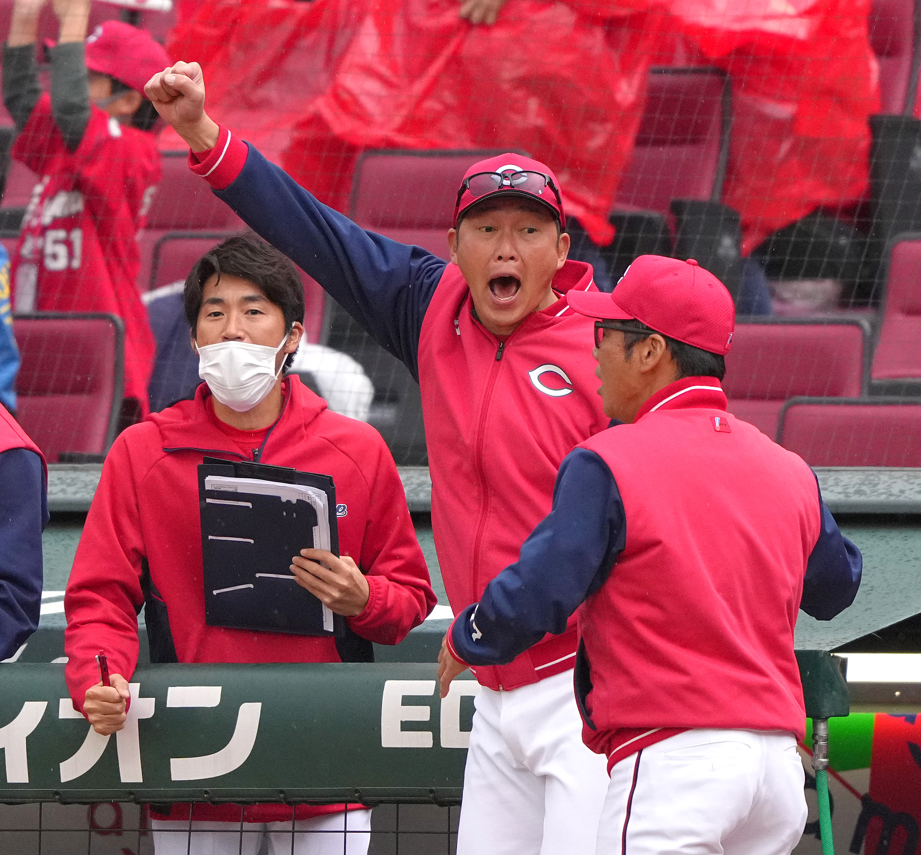 広島、単独首位浮上　田中の同点満塁弾に新井監督「血が沸騰するようなホームラン」　５点差大逆転