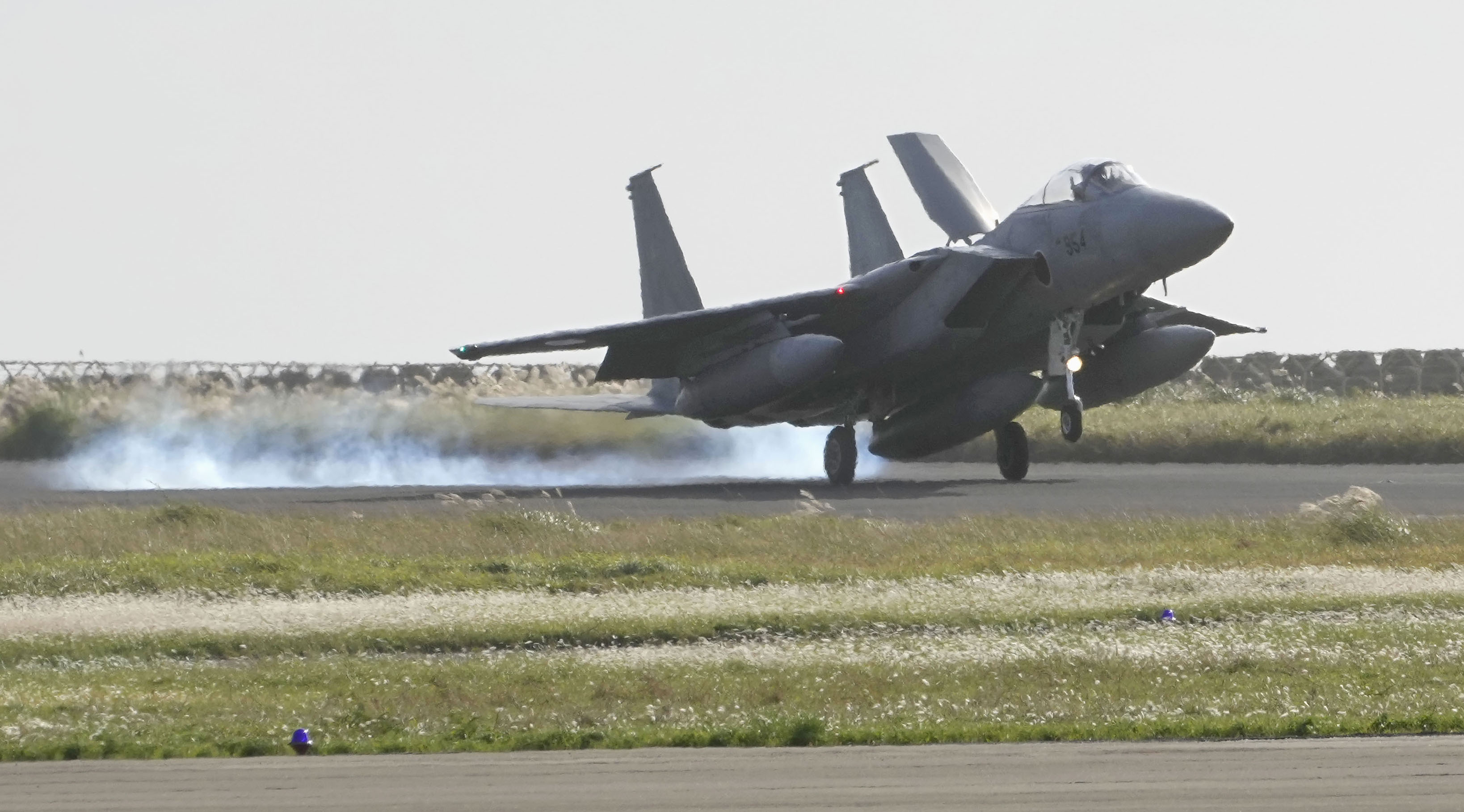 フォト】民間空港で空自戦闘機訓練 基地滑走路使用不能の想定